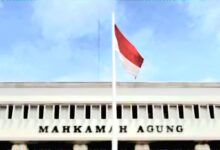 Jakarta - Ketua Pengadilan Negeri Jakarta Selatan Atau Pn Jaksel Muhammad Arif Nuryanta (Man), Diduga Menerima Suap Senilai Rp 60 Miliar Terkait Kasus Ekspor Crude Palm Oil (Cpo) Dan Melibatkan Tiga Hakim. Suap Ketua Pn Jaksel Tersebut Diduga Diberikan Agar Hakim Menjatuhkan Vonis Ontslag Atau Putusan Lepas Terhadap Tiga Perusahaan Besar: Wilmar Group, Permata Hijau Group, Dan Musim Mas Group. Dari Total Uang Suap Tersebut, Man Disebut Telah Mendistribusikan Rp 22,5 Miliar Kepada Tiga Hakim Lain Yang Menangani Perkara Tersebut. Ketiga Hakim Yang Menerima Uang Tersebut Adalah Agam Syarif Baharuddin (Asb) Dan Ali Muhtarom (Am) Dari Pengadilan Negeri Jakarta Pusat, Serta Djuyamto (Dju) Dari Pn Jakarta Selatan. Awalnya, Man Memberikan Rp 4,5 Miliar Kepada Ketiganya. Kemudian, Pada Periode September Hingga Oktober 2024, Man Menyerahkan Tambahan Rp 18 Miliar Kepada Djuyamto. Djuyamto Kemudian Membagi Uang Tersebut Kepada Dua Hakim Lainnya Di Depan Bank Bri Pasar Baru, Jakarta Pusat. Rincian Pembagiannya Adalah Sebagai Berikut:  -Asb Menerima Uang Dalam Bentuk Dolar As Yang Setara Dengan Rp 4,5 Miliar. - Dju Sendiri Menerima Sekitar Rp 6 Miliar Dalam Bentuk Dolar As. - Am Mendapatkan Sekitar Rp 5 Miliar, Juga Dalam Bentuk Dolar As. &Quot;Ini Yang Masih Kami Dalami. Apakah Ada Pihak Lain Yang Menerima Bagian Dari Suap Tersebut, Atau Seluruh Sisa Dana Itu Dikuasai Sendiri Oleh Tersangka Man,&Quot; Ungkap Direktur Penyidikan Jaksa Agung Muda Tindak Pidana Khusus (Jampidsus), Abdul Qohar, Dalam Konferensi Pers Di Lobi Kartika, Kejaksaan Agung, Sabtu Malam (12/4/2025). Sebagai Informasi, Vonis Lepas Atau Ontslag Van Alle Rechtsvervolging Adalah Putusan Hakim Yang Menyatakan Terdakwa Terbukti Melakukan Perbuatan Yang Didakwakan, Namun Perbuatan Tersebut Tidak Tergolong Sebagai Tindak Pidana. Atas Dugaan Perbuatannya, Man Disangkakan Melanggar Sejumlah Pasal Dalam Undang-Undang Pemberantasan Tindak Pidana Korupsi, Yaitu: - Pasal 12 Huruf C Jo. Pasal 12 Huruf B - Pasal 6 Ayat (2) - Pasal 12 Huruf A Dan B - Pasal 5 Ayat (2) - Pasal 11 Dan Pasal 18 - Jo. Pasal 55 Ayat (1) Ke-1 Kuhp - Mengacu Pada Uu Nomor 31 Tahun 1999 Sebagaimana Diubah Dengan Uu Nomor 20 Tahun 2001 Sementara Itu, Ketiga Hakim Lainnya—Asb, Am, Dan Dju—Juga Dijerat Dengan Pasal 12C Jo. Pasal 12B Jo. Pasal 6 Ayat 2 Jo. Pasal 18 Uu Tipikor Jo. Pasal 55 Ayat (1) Ke-1 Kuhp.
