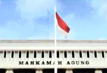 Jakarta - Ketua Pengadilan Negeri Jakarta Selatan atau PN Jaksel Muhammad Arif Nuryanta (MAN), diduga menerima suap senilai Rp 60 miliar terkait kasus ekspor crude palm oil (CPO) dan melibatkan tiga hakim. Suap ketua PN Jaksel tersebut diduga diberikan agar hakim menjatuhkan vonis ontslag atau putusan lepas terhadap tiga perusahaan besar: Wilmar Group, Permata Hijau Group, dan Musim Mas Group. Dari total uang suap tersebut, MAN disebut telah mendistribusikan Rp 22,5 miliar kepada tiga hakim lain yang menangani perkara tersebut. Ketiga hakim yang menerima uang tersebut adalah Agam Syarif Baharuddin (ASB) dan Ali Muhtarom (AM) dari Pengadilan Negeri Jakarta Pusat, serta Djuyamto (DJU) dari PN Jakarta Selatan. Awalnya, MAN memberikan Rp 4,5 miliar kepada ketiganya. Kemudian, pada periode September hingga Oktober 2024, MAN menyerahkan tambahan Rp 18 miliar kepada Djuyamto. Djuyamto kemudian membagi uang tersebut kepada dua hakim lainnya di depan Bank BRI Pasar Baru, Jakarta Pusat. Rincian pembagiannya adalah sebagai berikut:  -ASB menerima uang dalam bentuk dolar AS yang setara dengan Rp 4,5 miliar. - DJU sendiri menerima sekitar Rp 6 miliar dalam bentuk dolar AS. - AM mendapatkan sekitar Rp 5 miliar, juga dalam bentuk dolar AS. "Ini yang masih kami dalami. Apakah ada pihak lain yang menerima bagian dari suap tersebut, atau seluruh sisa dana itu dikuasai sendiri oleh tersangka MAN," ungkap Direktur Penyidikan Jaksa Agung Muda Tindak Pidana Khusus (Jampidsus), Abdul Qohar, dalam konferensi pers di Lobi Kartika, Kejaksaan Agung, Sabtu malam (12/4/2025). Sebagai informasi, vonis lepas atau ontslag van alle rechtsvervolging adalah putusan hakim yang menyatakan terdakwa terbukti melakukan perbuatan yang didakwakan, namun perbuatan tersebut tidak tergolong sebagai tindak pidana. Atas dugaan perbuatannya, MAN disangkakan melanggar sejumlah pasal dalam Undang-Undang Pemberantasan Tindak Pidana Korupsi, yaitu: - Pasal 12 huruf c jo. Pasal 12 huruf b - Pasal 6 ayat (2) - Pasal 12 huruf a dan b - Pasal 5 ayat (2) - Pasal 11 dan Pasal 18 - Jo. Pasal 55 ayat (1) ke-1 KUHP - Mengacu pada UU Nomor 31 Tahun 1999 sebagaimana diubah dengan UU Nomor 20 Tahun 2001 Sementara itu, ketiga hakim lainnya—ASB, AM, dan DJU—juga dijerat dengan Pasal 12C jo. Pasal 12B jo. Pasal 6 ayat 2 jo. Pasal 18 UU Tipikor jo. Pasal 55 ayat (1) ke-1 KUHP.
