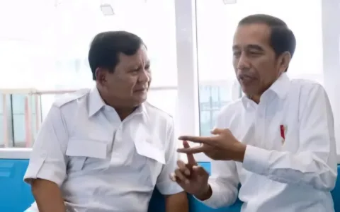 Pengamat Sebut Prabowo Harus Lepas dari Bayang-bayang Jokowi Copot Mentri Titipan Teropongistana.com Jakarta - Presiden Prabowo Subianto diminta untuk merombak anak buahnya di kabinet Merah Putih, terutama menteri-menteri yang dianggap tidak loyal dan warisan dari pemerintahan sebelumnya. Direktur Eksekutif Indonesia Political Opinion (IPO) Dedi Kurnia Syah berpendapat Prabowo harus menjaga marwah pemerintahan dengan melakukan reshuffle kabinet.  “Pergantian (menteri) diperlukan agar Prabowo benar-benar berdaulat, dan lepas dari iklim kekuasaan Jokowi,” ungkap Dedi Kurnia, Minggu, 6 April 2025. Menurutnya, dengan mengganti seluruh titipan Jokowi di pemerintahan, Prabowo akan dikenang rakyat sebagai presiden yang independen tidak diintervensi dari pihak manapun atau dianggap sebagai boneka pemerintahan sebelumnya. “Dengan mengganti seluruh tokoh pro Jokowi akan membuat Prabowo dipercaya mandiri dan berdaulat sebagai Presiden,” tutupnya. 