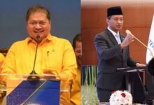 Ketua Umum Partai Golkar Bahlil Lahadalia Memberi Sinyal Bakal Merombak Kepengurusan Partainya. Hal Ini Disampaikan Saat Memberi Sambutan Dalam Silaturahmi Dan Halalbihalal Partai Golkar Di Kantor Dpp Partai Golkar, Jakarta Barat, Rabu, 16 April 2025. Mulanya, Bahlil Menyinggung Kader Golkar Yang Juga Menteri Umkm Maman Abdurahman Dan Menyampaikan Akan Ada Reshuffle Di Struktural Partai. Ia Mengatakan Reshuffle Tak Hanya Terjadi Di Kabinet. &Quot;Pak Maman, Jangan Ketawa-Ketawa Pak Maman. Pak Maman, Saya Sudah Dapat Memahami Aspirasinya, Entar Pak Maman, Sebentar Lagi Ada Reshuffle Nanti.  Reshuffle Kepengurusan Partai Golkar Itu Sama Dengan Reshuffle Kabinet, Tidak Mesti Menunggu 1 Tahun Atau 2 Tahun,&Quot; Kata Bahlil. Bahlil Menyebut Ada Pengurus Yang Tidak Cocok Dengan Tugasnya Dan Harus Diganti. Menurut Dia, Pergantian Ini Hal Biasa Dalam Organisasi, Apalagi Partai Politik. &Quot;Partai Golkar Ini Kan Adalah Aset Negara, Dan Milik Kita Semua, Bagi Seluruh Rakyat Indonesia Yang Mencintai Partai Golkar Ini,&Quot; Ujarnya. Bahlil Menyebut Pergantian Kepengurusan Golkar Juga Dalam Rangka Konsolidasi. Ia Mengajak Para Kader Menganggap Biasa Mekanisme Pergantian Pengurus. &Quot;Itu Hal Yang Biasa-Biasa Saja Dalam Partai Politik, Partai Politik Mana Pun, Dan Golkar Itu Bukan Hal Yang Baru Dan Itu Bagian Dari Konsolidasi Partai,Katanya.