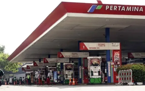 Jakarta – Kejaksaan Agung (Kejagung) melalui Tim Jaksa Penyidik pada Direktorat Penyidikan Jaksa Agung Muda Bidang Tindak Pidana Khusus (JAM PIDSUS) memeriksa 11 orang saksi, Kamis (24/4/2025). Saksi yang diperiksa terkait perkara dugaan tindak pidana korupsi dalam tata kelola minyak mentah dan produk kilang pada PT Pertamina (Persero), Sub Holding dan Kontraktor Kontrak Kerjasama (KKKS) tahun 2018 sampai 2023 Jaksa Agung Muda pidana Khusus (Jampidsus) Kejaksaan Agung,l Dr Febrie Adriansyah, SH. MH menyampaikan, untuk 11 orang tersebut berinisial : TA selaku Direktur Utama PT Kilang Pertamina Internasional. DS selaku Departemen Logistik PT Orbit Terminal Merak. YM selaku Division Head Product Strategic Account PT PPN Tahun 2019 s.d. 2020. WJY selaku VP Industrial & Marine of Business PT PPN tahun 2020 s.d. 2022. HR selaku Sr. Account Manager I Mining Industry Sales PT Pertamina Patra Niaga. SHL selaku Manager Industri PT Pertamina Patra Niaga. LRA selaku Manager Dealership Sales Support PT Pertamina Patra Niaga. TNA selaku Quality & Quantity TBBM Tg. Gerem. DDH selaku Senior Account Manager II Mining Industry Sales PT Pertamina Patra Niaga. AIS selaku Manager Product Trading PT Pertamina Patra Niaga periode 2023. AA selaku Manager B2B Commercial and Pricing PT Pertamina Patra Niaga. ” Sebelas orang saksi tersebut diperiksa terkait dengan perkara dugaan tindak pidana korupsi dalam tata kelola minyak mentah dan produk kilang pada PT Pertamina (Persero), Sub Holding dan Kontraktor Kontrak Kerjasama (KKKS) tahun 2018 sampai 2023 atas nama Tersangka YF dkk,” katanya. Kemudian pemeriksaan saksi dilakukan untuk memperkuat pembuktian dan melengkapi pemberkasan dalam perkara dimaksud.