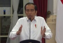 Jakarta - Keaslian Ijazah Sma Mantan Presiden Jokowi Secara Resmi Digugat Ke Pengadilan Negeri (Pn) Solo. Pihak Pn Solo Sudah Memverifikasi Gugatan Itu, Dan Telah Menunjuk Majelis Hakim. Kubu Jokowi Pun Mengaku Siap Menghadapinya. Tim Kuasa Hukum Presiden Ke-7 Joko Widodo Menilai, Tudingan Ijazah Palsu Jokowi Yang Disampaikan Sejumlah Pihak Tidak Benar Dan Menyesatkan. Pihak-Pihak Yang Menyebarkan Berita Terkait Ijazah Palsu Jokowi, Ditantang Untuk Membuktikan Pernyataannya. “Kami Sampaikan Dengan Tegas Tuduhan-Tuduhan Mengenai Ijazah Palsu Bapak Joko Widodo Adalah Tidak Benar Dan Itu Sangat Menyesatkan,” Kata Kuasa Hukum Jokowi, Yakup Hasibuan Di Senayan, Jakarta Pusat, Senin (14/4/2025). Menurut Yakup, Informasi Yang Menyebut Ijazah Jokowi Palsu Itu Bohong. Ijazah Eks Gubernur Dki Jakarta Itu Ada Dan Asli Dan Sudah Dikonfirmasi Oleh Pihak Universitas Gajah Mada (Ugm) Sebagai Instansi Yang Berwenang. Bahkan, Ijazah Tersebut Sudah Pernah Berkali-Kali Digunakan Dan Dikonfirmasi Oleh Komisi Pemilihan Umum Daerah (Kpud) Dan Komisi Pemilihan Umum (Kpu) Ri Saat Jokowi Mencalonkan Diri Sebagai Wali Kota Hingga Presiden. “Jadi Ini Sebenarnya Sudah Lama Sekali Dikonfirmasi Dan Selama Ini Tidak Pernah Ada Masalah Apapun,” Ucapnya. Ia Pun Menyayangkan Masih Adanya Pihak-Pihak Yang Menantang Pembuktian Ijazah Jokowi. Padahal, Pihak Yang Harusnya Membuktikan Adalah Pihak Yang Menyebar Ijazah Tersebut Palsu. “Kami Tidak Akan Menunjukkan Ijazah Asli Pak Jokowi Kecuali Berdasarkan Hukum Dan Dimintakan Oleh Pihak-Pihak Yang Berwenang Seperti Pengadilan Dan Sebagainya. Itu Pasti Kami Akan Taat Dan Kami Tunjukkan. Tapi Jika Tidak, Untuk Apa Kami Tunjukkan?” Tandasnya. Masalah Ijazah Palsu Ini Mulai Dibicarakan Sejak Dua Tahun Lalu Hingga Membuat Jokowi Tiga Kali Digugat Ke Pengadilan. Namun Sepanjang Tiga Kali Itu Pula, Kasus Ini Dimenangkan Oleh Pihak Jokowi. Kali Ini, Pengacara Muhammad Taufiq Yang Menggugat Keaslian Ijazah Sma Jokowi Ke Pengadilan Negeri (Pn) Solo.pengacara Asal Solo Itu Menggugat Empat Pihak, Yakni Jokowi Sebagai Tergugat 1, Kpu Kota Solo Sebagai Tergugat 2, Sman 6 Solo Sebagai Tergugat 3, Dan Universitas Gadjah Mada (Ugm) Sebagai Tergugat 4. Alasan Kpu Kota Solo Digugat, Karena Kpu Inilai Harus Memverifikasi Data, Tidak Hanya Fotokopi Ijazah Yang Dilegalisir. Lalu Sman 6 Solo Digugat Karena Baru Berdiri Tahun 1986, Sehingga Lulusan Di Bawah Tahun Tersebut Ijazahnya Seharusnya Smp. “Ugm Ini Kan Membuat Sebuah Kenaifan, Dari Saya Sekolah Sd-Smp-Sma Sampai Kuliah S3, Ijazah Itu Bukti Seseorang Pernah Sekolah, Kuliah, Dan Menyelesaikan Sekolahnya. Jadi Tidak Mungkin Ijazah Ditahan Atau Diarsipkan Di Sekolah. Yang Kedua, Ijazah Itu Hanya Satu, Kalau Ijazah Hilang Diterbitkan Skpi (Surat Keterangan Pengganti Ijazah). Jadi Sampai Kiamat Tidak Pernah Ada Namanya Ijazah Itu Dua,” Jelasnya. Humas Pn Solo, Bambang Ariyanto, Membenarkan Adanya Gugatan Tersebut. “Diterima Hari Ini, Tanggal 14 April 2025. Perkara No: 99/Pdt.g/2025/Pn Skt,” Kata Bambang. Pihak Pn Solo Sudah Memverifikasi Gugatan Itu, Dan Telah Menunjuk Majelis Hakim. Adapun Majelis Hakim Yang Ditunjuk Untuk Mengadili Adalah Putu Gede Hariadi Sebagai Ketua Majelis Hakim, Sutikna, Dan Wahyuni Prasetyaningsih Sebagai Hakim Anggota. Jokowi Sendiri Belum Lama Ini Telah Mengumpulkan Sejumlah Pengacara Di Solo Untuk Membahas Pertimbangan Jalur Hukum Dalam Menghadapi Tudingan Ijazah Palsu. Jokowi Mengaku Geram Dengan Tuduhan Ijazah Palsu Yang Kembali Diarahkan Kepadanya. Ia Menilai Isu Tersebut Sebagai Fitnah Serius Dan Memastikan Langkah Hukum Akan Diambil Terhadap Pihak-Pihak Yang Menyebarkannya. “Yang Paling Penting Siapa Yang Mendalilkan Itu Yang Harus Membuktikan, Siapa Yang Menuduh Dia Yang Harus Membuktikan. Ini Masih Dalam Kajian Oleh Pengacara,” Kata Jokowi, Jumat (11/4).