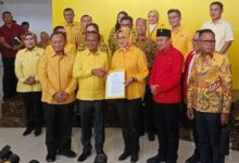 Jakarta - Calon Bupati Kabupaten Serang Nomor Urut 01 Andika Hazrumy Memberikan Ucapan Selamat Kepada Pasangan Calon Bupati Dan Wakil Bupati Serang Nomor Urut 02 Ratu Rachmatu Zakiyah Dan Najib Hamas. Andika Mengatakan, Pelaksanaan Pemungutan Suara Ulang (Psu) Di Kabupaten Serang Telah Selesai Dilaksanakan. Saat Ini Kpu Tengah Melakukan Rekapitulasi Di Tingkat Kabupaten Serang Terkait Hasil Psu Kabupaten Serang. “Pilkada Kabupaten Serang Telah Selesai Dengan Berakhirnya Tahapan Pemilihan Suara Ulang (Psu), Yang Saat Ini Sedang Dalam Pelaksanaan Pleno Penghitungan Suara Di Tingkat Kpu Kabupaten Serang,” Katanya Melalui Keterangan Tertulis Yang Diterima Radar Banten Pada Kamis 24 April 2025. Andika Pun Mengucapkan Selamat Atas Kepada Paslon Nomor Urut 02 Zakiyah-Najib Atas Kemenangan Mereka Di Psu Kabupaten Serang. Ia Pun Berharap Zakiyah-Najib Dapat Mengemban Amanah Yang Sudah Diberikan Oleh Warga Kabupaten Serang Dengan Baik. “Kami Mengucapkan Selamat Bekerja Kepada Pasangan Calon Bupati Dan Calon Wakil Bupati Kabupaten Serang Nomor Urut 02 Zakiyah-Najib. Semoga Amanah Dan Mandat Rakyat Kabupaten Serang Ini Dapat Dijalankan Dengan Baik Untuk Kemajuan Kabupaten Serang Dan Kesejahteraan Masyarakat Kabupaten Serang,” Ujarnya. Ia Mengatakan, Apabila Proses Rekapitulasi Di Tingkat Kabupaten Telah Selesai, Maka Menjadi Penanda Selesainya Pelaksanaan Psu Di Kabupaten Serang. Andika Pun Mengajak Seluruh Masyarakat Kembali Bersatu.   “Oleh Karenanya Hilangkan Perbedaan Dan Perselisihan Yang Ada Dalam Dinamika Pilkada Kabupaten Serang, Mari Kita Bersama-Sama Membangun Kabupaten Serang Yang Lebih Baik,” Pungkasnya. Kali Ini Golkar Dibawah Komando Bahlil Lahadalia Mentri Esdm Harus Menerima Kekalahanya Lantaran Golkar Saat Ini Di Banten Suaranya Kalah Telak Bahkan Golkar Mulai Suram Dibanten.