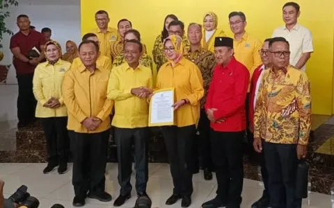 Jakarta - Calon Bupati Kabupaten Serang nomor urut 01 Andika Hazrumy memberikan ucapan selamat kepada pasangan calon Bupati dan Wakil Bupati Serang nomor urut 02 Ratu Rachmatu Zakiyah dan Najib Hamas. Andika mengatakan, pelaksanaan Pemungutan Suara Ulang (PSU) di Kabupaten Serang telah selesai dilaksanakan. Saat ini KPU tengah melakukan rekapitulasi di tingkat Kabupaten Serang terkait hasil PSU Kabupaten Serang. “Pilkada Kabupaten Serang telah selesai dengan berakhirnya tahapan Pemilihan Suara Ulang (PSU), yang saat ini sedang dalam pelaksanaan Pleno Penghitungan Suara di tingkat KPU Kabupaten Serang,” katanya melalui keterangan tertulis yang diterima Radar Banten pada Kamis 24 April 2025. Andika pun mengucapkan selamat atas kepada Paslon nomor urut 02 Zakiyah-Najib atas kemenangan mereka di PSU Kabupaten Serang. Ia pun berharap Zakiyah-Najib dapat mengemban amanah yang sudah diberikan oleh warga Kabupaten Serang dengan baik. “Kami mengucapkan Selamat Bekerja kepada pasangan Calon Bupati dan Calon Wakil Bupati Kabupaten Serang nomor urut 02 Zakiyah-Najib. Semoga amanah dan mandat rakyat Kabupaten Serang ini dapat dijalankan dengan baik untuk kemajuan Kabupaten Serang dan kesejahteraan masyarakat Kabupaten Serang,” ujarnya. Ia mengatakan, apabila proses rekapitulasi di tingkat kabupaten telah selesai, maka menjadi penanda selesainya pelaksanaan PSU di Kabupaten Serang. Andika pun mengajak seluruh masyarakat kembali bersatu.   “Oleh karenanya hilangkan perbedaan dan perselisihan yang ada dalam dinamika Pilkada Kabupaten Serang, mari kita bersama-sama membangun Kabupaten Serang yang lebih baik,” pungkasnya. Kali ini golkar dibawah komando Bahlil Lahadalia Mentri ESDM harus menerima kekalahanya lantaran golkar saat ini di banten suaranya kalah telak bahkan golkar mulai Suram dibanten.