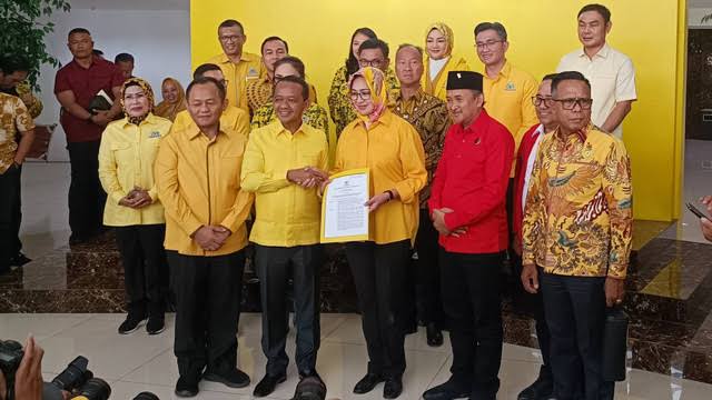 Jakarta - Calon Bupati Kabupaten Serang Nomor Urut 01 Andika Hazrumy Memberikan Ucapan Selamat Kepada Pasangan Calon Bupati Dan Wakil Bupati Serang Nomor Urut 02 Ratu Rachmatu Zakiyah Dan Najib Hamas. Andika Mengatakan, Pelaksanaan Pemungutan Suara Ulang (Psu) Di Kabupaten Serang Telah Selesai Dilaksanakan. Saat Ini Kpu Tengah Melakukan Rekapitulasi Di Tingkat Kabupaten Serang Terkait Hasil Psu Kabupaten Serang. “Pilkada Kabupaten Serang Telah Selesai Dengan Berakhirnya Tahapan Pemilihan Suara Ulang (Psu), Yang Saat Ini Sedang Dalam Pelaksanaan Pleno Penghitungan Suara Di Tingkat Kpu Kabupaten Serang,” Katanya Melalui Keterangan Tertulis Yang Diterima Radar Banten Pada Kamis 24 April 2025. Andika Pun Mengucapkan Selamat Atas Kepada Paslon Nomor Urut 02 Zakiyah-Najib Atas Kemenangan Mereka Di Psu Kabupaten Serang. Ia Pun Berharap Zakiyah-Najib Dapat Mengemban Amanah Yang Sudah Diberikan Oleh Warga Kabupaten Serang Dengan Baik. “Kami Mengucapkan Selamat Bekerja Kepada Pasangan Calon Bupati Dan Calon Wakil Bupati Kabupaten Serang Nomor Urut 02 Zakiyah-Najib. Semoga Amanah Dan Mandat Rakyat Kabupaten Serang Ini Dapat Dijalankan Dengan Baik Untuk Kemajuan Kabupaten Serang Dan Kesejahteraan Masyarakat Kabupaten Serang,” Ujarnya. Ia Mengatakan, Apabila Proses Rekapitulasi Di Tingkat Kabupaten Telah Selesai, Maka Menjadi Penanda Selesainya Pelaksanaan Psu Di Kabupaten Serang. Andika Pun Mengajak Seluruh Masyarakat Kembali Bersatu.   “Oleh Karenanya Hilangkan Perbedaan Dan Perselisihan Yang Ada Dalam Dinamika Pilkada Kabupaten Serang, Mari Kita Bersama-Sama Membangun Kabupaten Serang Yang Lebih Baik,” Pungkasnya. Kali Ini Golkar Dibawah Komando Bahlil Lahadalia Mentri Esdm Harus Menerima Kekalahanya Lantaran Golkar Saat Ini Di Banten Suaranya Kalah Telak Bahkan Golkar Mulai Suram Dibanten.