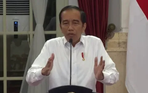 Jakarta - Keaslian ijazah SMA mantan Presiden Jokowi secara resmi digugat ke Pengadilan Negeri (PN) Solo. Pihak PN Solo sudah memverifikasi gugatan itu, dan telah menunjuk Majelis Hakim. Kubu Jokowi pun mengaku siap menghadapinya. Tim Kuasa Hukum Presiden ke-7 Joko Widodo menilai, tudingan ijazah palsu Jokowi yang disampaikan sejumlah pihak tidak benar dan menyesatkan. Pihak-pihak yang menyebarkan berita terkait ijazah palsu Jokowi, ditantang untuk membuktikan pernyataannya. “Kami sampaikan dengan tegas tuduhan-tuduhan mengenai ijazah palsu Bapak Joko Widodo adalah tidak benar dan itu sangat menyesatkan,” kata Kuasa Hukum Jokowi, Yakup Hasibuan di Senayan, Jakarta Pusat, Senin (14/4/2025). Menurut Yakup, informasi yang menyebut ijazah Jokowi palsu itu bohong. Ijazah eks Gubernur DKI Jakarta itu ada dan asli dan sudah dikonfirmasi oleh pihak Universitas Gajah Mada (UGM) sebagai instansi yang berwenang. Bahkan, ijazah tersebut sudah pernah berkali-kali digunakan dan dikonfirmasi oleh Komisi Pemilihan Umum Daerah (KPUD) dan Komisi Pemilihan Umum (KPU) RI saat Jokowi mencalonkan diri sebagai wali kota hingga Presiden. “Jadi ini sebenarnya sudah lama sekali dikonfirmasi dan selama ini tidak pernah ada masalah apapun,” ucapnya. Ia pun menyayangkan masih adanya pihak-pihak yang menantang pembuktian ijazah Jokowi. Padahal, pihak yang harusnya membuktikan adalah pihak yang menyebar ijazah tersebut palsu. “Kami tidak akan menunjukkan ijazah asli Pak Jokowi kecuali berdasarkan hukum dan dimintakan oleh pihak-pihak yang berwenang seperti pengadilan dan sebagainya. Itu pasti kami akan taat dan kami tunjukkan. Tapi jika tidak, untuk apa kami tunjukkan?” tandasnya. Masalah ijazah palsu ini mulai dibicarakan sejak dua tahun lalu hingga membuat Jokowi tiga kali digugat ke pengadilan. Namun sepanjang tiga kali itu pula, kasus ini dimenangkan oleh pihak Jokowi. Kali ini, pengacara Muhammad Taufiq yang menggugat keaslian ijazah SMA Jokowi ke Pengadilan Negeri (PN) Solo.Pengacara asal Solo itu menggugat empat pihak, yakni Jokowi sebagai tergugat 1, KPU Kota Solo sebagai tergugat 2, SMAN 6 Solo sebagai tergugat 3, dan Universitas Gadjah Mada (UGM) sebagai tergugat 4. Alasan KPU Kota Solo digugat, karena KPU inilai harus memverifikasi data, tidak hanya fotokopi ijazah yang dilegalisir. Lalu SMAN 6 Solo digugat karena baru berdiri tahun 1986, sehingga lulusan di bawah tahun tersebut ijazahnya seharusnya SMP. “UGM ini kan membuat sebuah kenaifan, dari saya sekolah SD-SMP-SMA sampai kuliah S3, ijazah itu bukti seseorang pernah sekolah, kuliah, dan menyelesaikan sekolahnya. Jadi tidak mungkin ijazah ditahan atau diarsipkan di sekolah. Yang kedua, ijazah itu hanya satu, kalau ijazah hilang diterbitkan SKPI (Surat Keterangan Pengganti Ijazah). Jadi sampai kiamat tidak pernah ada namanya ijazah itu dua,” jelasnya. Humas PN Solo, Bambang Ariyanto, membenarkan adanya gugatan tersebut. “Diterima hari ini, tanggal 14 April 2025. Perkara no: 99/Pdt.G/2025/PN Skt,” kata Bambang. Pihak PN Solo sudah memverifikasi gugatan itu, dan telah menunjuk Majelis Hakim. Adapun Majelis Hakim yang ditunjuk untuk mengadili adalah Putu Gede Hariadi sebagai Ketua Majelis Hakim, Sutikna, dan Wahyuni Prasetyaningsih sebagai hakim anggota. Jokowi sendiri belum lama ini telah mengumpulkan sejumlah pengacara di Solo untuk membahas pertimbangan jalur hukum dalam menghadapi tudingan ijazah palsu. Jokowi mengaku geram dengan tuduhan ijazah palsu yang kembali diarahkan kepadanya. Ia menilai isu tersebut sebagai fitnah serius dan memastikan langkah hukum akan diambil terhadap pihak-pihak yang menyebarkannya. “Yang paling penting siapa yang mendalilkan itu yang harus membuktikan, siapa yang menuduh dia yang harus membuktikan. Ini masih dalam kajian oleh pengacara,” kata Jokowi, Jumat (11/4).