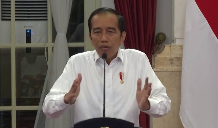 Jakarta - Keaslian Ijazah Sma Mantan Presiden Jokowi Secara Resmi Digugat Ke Pengadilan Negeri (Pn) Solo. Pihak Pn Solo Sudah Memverifikasi Gugatan Itu, Dan Telah Menunjuk Majelis Hakim. Kubu Jokowi Pun Mengaku Siap Menghadapinya. Tim Kuasa Hukum Presiden Ke-7 Joko Widodo Menilai, Tudingan Ijazah Palsu Jokowi Yang Disampaikan Sejumlah Pihak Tidak Benar Dan Menyesatkan. Pihak-Pihak Yang Menyebarkan Berita Terkait Ijazah Palsu Jokowi, Ditantang Untuk Membuktikan Pernyataannya. “Kami Sampaikan Dengan Tegas Tuduhan-Tuduhan Mengenai Ijazah Palsu Bapak Joko Widodo Adalah Tidak Benar Dan Itu Sangat Menyesatkan,” Kata Kuasa Hukum Jokowi, Yakup Hasibuan Di Senayan, Jakarta Pusat, Senin (14/4/2025). Menurut Yakup, Informasi Yang Menyebut Ijazah Jokowi Palsu Itu Bohong. Ijazah Eks Gubernur Dki Jakarta Itu Ada Dan Asli Dan Sudah Dikonfirmasi Oleh Pihak Universitas Gajah Mada (Ugm) Sebagai Instansi Yang Berwenang. Bahkan, Ijazah Tersebut Sudah Pernah Berkali-Kali Digunakan Dan Dikonfirmasi Oleh Komisi Pemilihan Umum Daerah (Kpud) Dan Komisi Pemilihan Umum (Kpu) Ri Saat Jokowi Mencalonkan Diri Sebagai Wali Kota Hingga Presiden. “Jadi Ini Sebenarnya Sudah Lama Sekali Dikonfirmasi Dan Selama Ini Tidak Pernah Ada Masalah Apapun,” Ucapnya. Ia Pun Menyayangkan Masih Adanya Pihak-Pihak Yang Menantang Pembuktian Ijazah Jokowi. Padahal, Pihak Yang Harusnya Membuktikan Adalah Pihak Yang Menyebar Ijazah Tersebut Palsu. “Kami Tidak Akan Menunjukkan Ijazah Asli Pak Jokowi Kecuali Berdasarkan Hukum Dan Dimintakan Oleh Pihak-Pihak Yang Berwenang Seperti Pengadilan Dan Sebagainya. Itu Pasti Kami Akan Taat Dan Kami Tunjukkan. Tapi Jika Tidak, Untuk Apa Kami Tunjukkan?” Tandasnya. Masalah Ijazah Palsu Ini Mulai Dibicarakan Sejak Dua Tahun Lalu Hingga Membuat Jokowi Tiga Kali Digugat Ke Pengadilan. Namun Sepanjang Tiga Kali Itu Pula, Kasus Ini Dimenangkan Oleh Pihak Jokowi. Kali Ini, Pengacara Muhammad Taufiq Yang Menggugat Keaslian Ijazah Sma Jokowi Ke Pengadilan Negeri (Pn) Solo.pengacara Asal Solo Itu Menggugat Empat Pihak, Yakni Jokowi Sebagai Tergugat 1, Kpu Kota Solo Sebagai Tergugat 2, Sman 6 Solo Sebagai Tergugat 3, Dan Universitas Gadjah Mada (Ugm) Sebagai Tergugat 4. Alasan Kpu Kota Solo Digugat, Karena Kpu Inilai Harus Memverifikasi Data, Tidak Hanya Fotokopi Ijazah Yang Dilegalisir. Lalu Sman 6 Solo Digugat Karena Baru Berdiri Tahun 1986, Sehingga Lulusan Di Bawah Tahun Tersebut Ijazahnya Seharusnya Smp. “Ugm Ini Kan Membuat Sebuah Kenaifan, Dari Saya Sekolah Sd-Smp-Sma Sampai Kuliah S3, Ijazah Itu Bukti Seseorang Pernah Sekolah, Kuliah, Dan Menyelesaikan Sekolahnya. Jadi Tidak Mungkin Ijazah Ditahan Atau Diarsipkan Di Sekolah. Yang Kedua, Ijazah Itu Hanya Satu, Kalau Ijazah Hilang Diterbitkan Skpi (Surat Keterangan Pengganti Ijazah). Jadi Sampai Kiamat Tidak Pernah Ada Namanya Ijazah Itu Dua,” Jelasnya. Humas Pn Solo, Bambang Ariyanto, Membenarkan Adanya Gugatan Tersebut. “Diterima Hari Ini, Tanggal 14 April 2025. Perkara No: 99/Pdt.g/2025/Pn Skt,” Kata Bambang. Pihak Pn Solo Sudah Memverifikasi Gugatan Itu, Dan Telah Menunjuk Majelis Hakim. Adapun Majelis Hakim Yang Ditunjuk Untuk Mengadili Adalah Putu Gede Hariadi Sebagai Ketua Majelis Hakim, Sutikna, Dan Wahyuni Prasetyaningsih Sebagai Hakim Anggota. Jokowi Sendiri Belum Lama Ini Telah Mengumpulkan Sejumlah Pengacara Di Solo Untuk Membahas Pertimbangan Jalur Hukum Dalam Menghadapi Tudingan Ijazah Palsu. Jokowi Mengaku Geram Dengan Tuduhan Ijazah Palsu Yang Kembali Diarahkan Kepadanya. Ia Menilai Isu Tersebut Sebagai Fitnah Serius Dan Memastikan Langkah Hukum Akan Diambil Terhadap Pihak-Pihak Yang Menyebarkannya. “Yang Paling Penting Siapa Yang Mendalilkan Itu Yang Harus Membuktikan, Siapa Yang Menuduh Dia Yang Harus Membuktikan. Ini Masih Dalam Kajian Oleh Pengacara,” Kata Jokowi, Jumat (11/4).