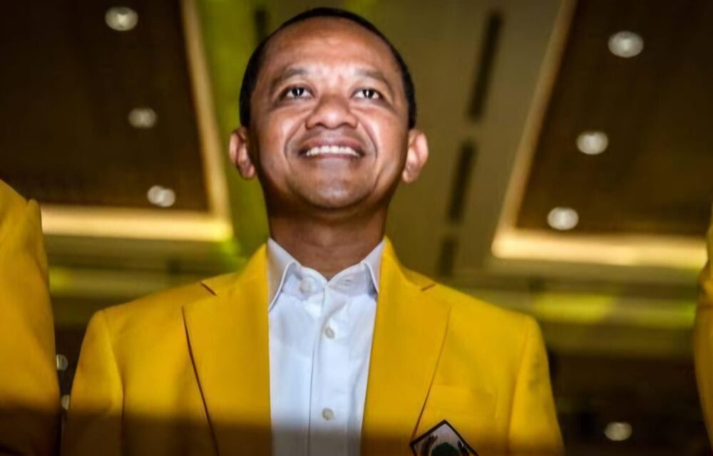 Banten - Di Tps 15 Desa Cikande Permai, Kecamatan Cikande, Kabupaten Serang, Yang Disebut-Sebut Sebagai Kandangnya Partai Golkar Harus Menelan Kekalahan. Pasalnya, Perolehan Suara Pasangan Calon Bupati Dan Wakil Serang Dari Nomor Urut 1 Andika Hazrumy - Nanang Supriatna, Kalah Telak Oleh Pasangan Calon Bupati Dan Wakil Bupati Serang Ratu Rachmatu Zakiyah - Najib Hamas.   Anggota Kpps Di Tps 15 Mita Alfani Mengatakan, Jumlah Daftar Pemilih Tetap (Dpt) Di Tps 15 Ada 448 Pemilih, Namun Yang Memberikan Hak Pilihnya Ada 328 Pemilih. Selama Proses Pencoblosan Hingga Penghitungan Surat Suara Tidak Ada Kendala, Dan Partisipasi Pemilih Di Tps 15 Cukup Tinggi Sampai 80 Persen Lebih. &Quot;Disini Jumlah Dpt Ada 448, Yang Memberikan Hak Suaranya Ada 328, Artinya Yang Tidak Mencoblos Ada 120 Pemilih. Kami Sudah Berusaha, Sudah Memberikan Surat C Pemberitahuan Untuk Datang Ke Tps, Namun Dengan Angka Segitu Partisipasi Pemilih Cukup Tinggi,&Quot; Katanya.   Mita Mengatakan, Berdasarkan Dari Hasil Jumlah Pemilih Yang Mencoblos Untuk Pasangan Andika - Nanang, Mendapatkan Perolehan Suara Sebanyak 137 Suara.   Sedangkan, Untuk Pasangan Zakiyah - Najib Perolehan Suaranya Mendapatkan 180 Suara. &Quot;Untuk Pilbub Serang, Pasangan Zakiyah - Najib Unggul Dari Pasangan Andika - Nanang Di Tps 15 Desa Cikande Permai, Kecamatan Cikande,&Quot; Ujarnya. Selanjutnya, Kata Mita, Untuk Pilgub Banten Perolehan Suara Yang Didapat Oleh Pasangan Airin - Ade Mendapatkan 141 Suara. Sedangkan, Untuk Pasangan Andra Soni - Dimiyati Mendapatkan Perolehan Suara Sebanyak 178 Suara.   &Quot;Kalau Untuk Pilgub Banten, Pasangan Andra Soni - Dimiyati Unggul Dari Pasangan Airin - Ade Di Tps 15 Desa Cikande Permai, Kecamatan Cikande,&Quot; Ucapnya. (*)