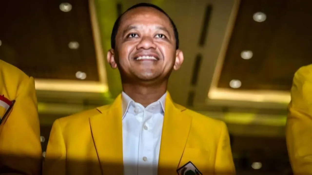 Banten - Di TPS 15 Desa Cikande Permai, Kecamatan Cikande, Kabupaten Serang, yang disebut-sebut sebagai kandangnya Partai Golkar harus menelan kekalahan. Pasalnya, perolehan suara pasangan Calon Bupati dan Wakil Serang dari nomor urut 1 Andika Hazrumy - Nanang Supriatna, kalah telak oleh pasangan Calon Bupati dan Wakil Bupati Serang Ratu Rachmatu Zakiyah - Najib Hamas.   Anggota KPPS di TPS 15 Mita Alfani mengatakan, jumlah Daftar Pemilih Tetap (DPT) di TPS 15 ada 448 pemilih, namun yang memberikan hak pilihnya ada 328 pemilih. Selama proses pencoblosan hingga penghitungan surat suara tidak ada kendala, dan partisipasi pemilih di TPS 15 cukup tinggi sampai 80 persen lebih. "Disini jumlah DPT ada 448, yang memberikan hak suaranya ada 328, artinya yang tidak mencoblos ada 120 pemilih. Kami sudah berusaha, sudah memberikan surat c pemberitahuan untuk datang ke TPS, namun dengan angka segitu partisipasi pemilih cukup tinggi," katanya.   Mita mengatakan, berdasarkan dari hasil jumlah pemilih yang mencoblos untuk pasangan Andika - Nanang, mendapatkan perolehan suara sebanyak 137 suara.   Sedangkan, untuk pasangan Zakiyah - Najib perolehan suaranya mendapatkan 180 suara. "Untuk Pilbub Serang, pasangan Zakiyah - Najib unggul dari pasangan Andika - Nanang di TPS 15 Desa Cikande Permai, Kecamatan Cikande," ujarnya. Selanjutnya, kata Mita, untuk Pilgub Banten perolehan suara yang didapat oleh pasangan Airin - Ade mendapatkan 141 suara. Sedangkan, untuk pasangan Andra Soni - Dimiyati mendapatkan perolehan suara sebanyak 178 suara.   "Kalau untuk Pilgub Banten, pasangan Andra Soni - Dimiyati unggul dari pasangan Airin - Ade di TPS 15 Desa Cikande Permai, Kecamatan Cikande," ucapnya. (*)