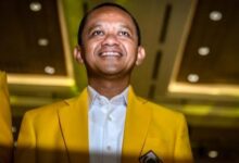 Banten - Di Tps 15 Desa Cikande Permai, Kecamatan Cikande, Kabupaten Serang, Yang Disebut-Sebut Sebagai Kandangnya Partai Golkar Harus Menelan Kekalahan. Pasalnya, Perolehan Suara Pasangan Calon Bupati Dan Wakil Serang Dari Nomor Urut 1 Andika Hazrumy - Nanang Supriatna, Kalah Telak Oleh Pasangan Calon Bupati Dan Wakil Bupati Serang Ratu Rachmatu Zakiyah - Najib Hamas.   Anggota Kpps Di Tps 15 Mita Alfani Mengatakan, Jumlah Daftar Pemilih Tetap (Dpt) Di Tps 15 Ada 448 Pemilih, Namun Yang Memberikan Hak Pilihnya Ada 328 Pemilih. Selama Proses Pencoblosan Hingga Penghitungan Surat Suara Tidak Ada Kendala, Dan Partisipasi Pemilih Di Tps 15 Cukup Tinggi Sampai 80 Persen Lebih. &Quot;Disini Jumlah Dpt Ada 448, Yang Memberikan Hak Suaranya Ada 328, Artinya Yang Tidak Mencoblos Ada 120 Pemilih. Kami Sudah Berusaha, Sudah Memberikan Surat C Pemberitahuan Untuk Datang Ke Tps, Namun Dengan Angka Segitu Partisipasi Pemilih Cukup Tinggi,&Quot; Katanya.   Mita Mengatakan, Berdasarkan Dari Hasil Jumlah Pemilih Yang Mencoblos Untuk Pasangan Andika - Nanang, Mendapatkan Perolehan Suara Sebanyak 137 Suara.   Sedangkan, Untuk Pasangan Zakiyah - Najib Perolehan Suaranya Mendapatkan 180 Suara. &Quot;Untuk Pilbub Serang, Pasangan Zakiyah - Najib Unggul Dari Pasangan Andika - Nanang Di Tps 15 Desa Cikande Permai, Kecamatan Cikande,&Quot; Ujarnya. Selanjutnya, Kata Mita, Untuk Pilgub Banten Perolehan Suara Yang Didapat Oleh Pasangan Airin - Ade Mendapatkan 141 Suara. Sedangkan, Untuk Pasangan Andra Soni - Dimiyati Mendapatkan Perolehan Suara Sebanyak 178 Suara.   &Quot;Kalau Untuk Pilgub Banten, Pasangan Andra Soni - Dimiyati Unggul Dari Pasangan Airin - Ade Di Tps 15 Desa Cikande Permai, Kecamatan Cikande,&Quot; Ucapnya. (*)