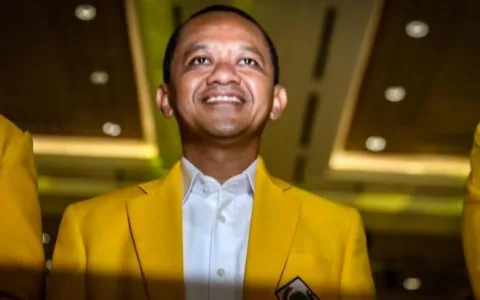 Banten - Di TPS 15 Desa Cikande Permai, Kecamatan Cikande, Kabupaten Serang, yang disebut-sebut sebagai kandangnya Partai Golkar harus menelan kekalahan. Pasalnya, perolehan suara pasangan Calon Bupati dan Wakil Serang dari nomor urut 1 Andika Hazrumy - Nanang Supriatna, kalah telak oleh pasangan Calon Bupati dan Wakil Bupati Serang Ratu Rachmatu Zakiyah - Najib Hamas.   Anggota KPPS di TPS 15 Mita Alfani mengatakan, jumlah Daftar Pemilih Tetap (DPT) di TPS 15 ada 448 pemilih, namun yang memberikan hak pilihnya ada 328 pemilih. Selama proses pencoblosan hingga penghitungan surat suara tidak ada kendala, dan partisipasi pemilih di TPS 15 cukup tinggi sampai 80 persen lebih. "Disini jumlah DPT ada 448, yang memberikan hak suaranya ada 328, artinya yang tidak mencoblos ada 120 pemilih. Kami sudah berusaha, sudah memberikan surat c pemberitahuan untuk datang ke TPS, namun dengan angka segitu partisipasi pemilih cukup tinggi," katanya.   Mita mengatakan, berdasarkan dari hasil jumlah pemilih yang mencoblos untuk pasangan Andika - Nanang, mendapatkan perolehan suara sebanyak 137 suara.   Sedangkan, untuk pasangan Zakiyah - Najib perolehan suaranya mendapatkan 180 suara. "Untuk Pilbub Serang, pasangan Zakiyah - Najib unggul dari pasangan Andika - Nanang di TPS 15 Desa Cikande Permai, Kecamatan Cikande," ujarnya. Selanjutnya, kata Mita, untuk Pilgub Banten perolehan suara yang didapat oleh pasangan Airin - Ade mendapatkan 141 suara. Sedangkan, untuk pasangan Andra Soni - Dimiyati mendapatkan perolehan suara sebanyak 178 suara.   "Kalau untuk Pilgub Banten, pasangan Andra Soni - Dimiyati unggul dari pasangan Airin - Ade di TPS 15 Desa Cikande Permai, Kecamatan Cikande," ucapnya. (*)