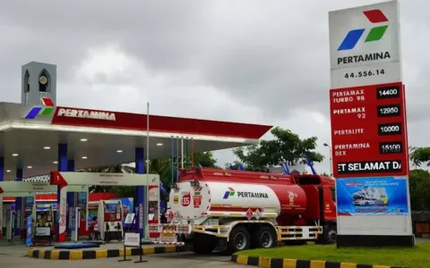 Jakarta - Kejaksaan Agung melalui Tim Jaksa Penyidik pada Direktorat Penyidikan Jaksa Agung Muda Bidang Tindak Pidana Khusus (JAM PIDSUS) memeriksa 9 (sembilan) orang saksi. Senin (21/04/2025), pemeriksaan para saksi tersebut, terkait dengan perkara dugaan tindak pidana korupsi dalam tata kelola minyak mentah dan produk kilang pada PT Pertamina (Persero), Sub Holding dan Kontraktor Kontrak Kerjasama (KKKS) tahun 2018 s.d. 2023. Kapuspenkum, Dr. Harli Siregar, S.H., M.Hum., dalam siaran resmi menjelaskan, ke 9 orsng saksi yakni berinisial : 1. AN selaku Direktur Legal dan Infrastruktur PT Pertamina (Persero). 2. EHS selaku Sr. Account Manager Mining Ind. Sales PT Pertamina Patra Niaga. 3. DEYR selaku Manager Mining Industry Sales PT Pertamina Patra Niaga. 4. HB selaku Direktur Pemasaran dan Niaga PT Pertamina (Persero) tahun 2014. 5. BG selaku Perancang Perundang-Undangan Ahli Muda, Koordinator Hukum pada Sekretariat Direktorat Jenderal Minyak dan Gas Bumi Ditjen Migas pada Kementerian ESDM. 6. AIS selaku Manager Product Trading PT Pertamina Patra Niaga. 7. AS selaku Direktur Keuangan PT Pertamina Patra Niaga. 8. EAK selaku Direktur Rekayasa dan Infrastruktur Darat PT Pertamina Patra Niaga. 9. AEU selaku Manager Contract and Settetment PT Pertamina Patra Niaga. “Adapun sembilan orang saksi tersebut diperiksa terkait dengan perkara dugaan tindak pidana korupsi dalam tata kelola minyak mentah dan produk kilang pada PT Pertamina (Persero), Sub Holding dan Kontraktor Kontrak Kerjasama (KKKS) tahun 2018 s.d. 2023 atas nama Tersangka YF dkk,” jelasnya. Lanjut Harli, diketahui bahwa pemeriksaan para saksi dilakukan untuk memperkuat pembuktian dan melengkapi pemberkasan dalam perkara tersebut.