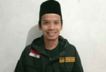 Tangerang – Gerakan Ekonomi Kreatif (Gerak 08) Banten Melalui Perwakilannya, Mohamad Rohim, Menyampaikan Seruan Terbuka Kepada Aparat Penegak Hukum (Aph) Untuk Mengusut Tuntas Polemik Pagar Laut Di Pesisir Tangerang, Banten. Isu Ini Telah Menjadi Sorotan Publik Dan Mengundang Perhatian Luas Dari Masyarakat Banten Hingga Tingkat Nasional. “Kami Meminta Aparat Hukum Bersikap Transparan Dan Objektif Dalam Menyingkap Tabir Kasus Ini. Jangan Sampai Persoalan Yang Begitu Penting Ini Menguap Begitu Saja Atau Dijadikan Alat Kompromi Kepentingan,” Ujar Rohim Dalam Keterangan Tertulisnya, Selasa (13/5). Menurut Rohim, Masyarakat Banten Saat Ini Sudah Semakin Kritis Dan Tidak Mudah Dibungkam. Ia Menegaskan Bahwa Penanganan Kasus Pagar Laut Ini Harus Menjadi Perhatian Serius, Bahkan Hingga Ke Tingkat Istana Negara. “Kami Meminta Presiden Ri Turun Tangan Secara Langsung. Jangan Ada Intervensi Dari Pihak Manapun. Penegakan Hukum Harus Bersih, Tegas, Dan Menyeluruh,” Tegasnya. Gerak 08 Juga Menyerukan Agar Oknum-Oknum Yang Terlibat Dalam Praktik Ilegal Atau Pelanggaran Hukum Terkait Proyek Pagar Laut Tersebut Segera Ditangkap Dan Diproses Sesuai Hukum Yang Berlaku.