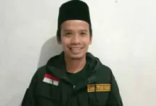Tangerang – Gerakan Ekonomi Kreatif (GERAK 08) Banten melalui perwakilannya, Mohamad Rohim, menyampaikan seruan terbuka kepada aparat penegak hukum (APH) untuk mengusut tuntas polemik pagar laut di pesisir Tangerang, Banten. Isu ini telah menjadi sorotan publik dan mengundang perhatian luas dari masyarakat Banten hingga tingkat nasional. “Kami meminta aparat hukum bersikap transparan dan objektif dalam menyingkap tabir kasus ini. Jangan sampai persoalan yang begitu penting ini menguap begitu saja atau dijadikan alat kompromi kepentingan,” ujar Rohim dalam keterangan tertulisnya, Selasa (13/5). Menurut Rohim, masyarakat Banten saat ini sudah semakin kritis dan tidak mudah dibungkam. Ia menegaskan bahwa penanganan kasus pagar laut ini harus menjadi perhatian serius, bahkan hingga ke tingkat Istana Negara. “Kami meminta Presiden RI turun tangan secara langsung. Jangan ada intervensi dari pihak manapun. Penegakan hukum harus bersih, tegas, dan menyeluruh,” tegasnya. GERAK 08 juga menyerukan agar oknum-oknum yang terlibat dalam praktik ilegal atau pelanggaran hukum terkait proyek pagar laut tersebut segera ditangkap dan diproses sesuai hukum yang berlaku.