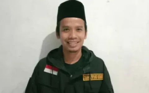 Tangerang – Gerakan Ekonomi Kreatif (GERAK 08) Banten melalui perwakilannya, Mohamad Rohim, menyampaikan seruan terbuka kepada aparat penegak hukum (APH) untuk mengusut tuntas polemik pagar laut di pesisir Tangerang, Banten. Isu ini telah menjadi sorotan publik dan mengundang perhatian luas dari masyarakat Banten hingga tingkat nasional. “Kami meminta aparat hukum bersikap transparan dan objektif dalam menyingkap tabir kasus ini. Jangan sampai persoalan yang begitu penting ini menguap begitu saja atau dijadikan alat kompromi kepentingan,” ujar Rohim dalam keterangan tertulisnya, Selasa (13/5). Menurut Rohim, masyarakat Banten saat ini sudah semakin kritis dan tidak mudah dibungkam. Ia menegaskan bahwa penanganan kasus pagar laut ini harus menjadi perhatian serius, bahkan hingga ke tingkat Istana Negara. “Kami meminta Presiden RI turun tangan secara langsung. Jangan ada intervensi dari pihak manapun. Penegakan hukum harus bersih, tegas, dan menyeluruh,” tegasnya. GERAK 08 juga menyerukan agar oknum-oknum yang terlibat dalam praktik ilegal atau pelanggaran hukum terkait proyek pagar laut tersebut segera ditangkap dan diproses sesuai hukum yang berlaku.