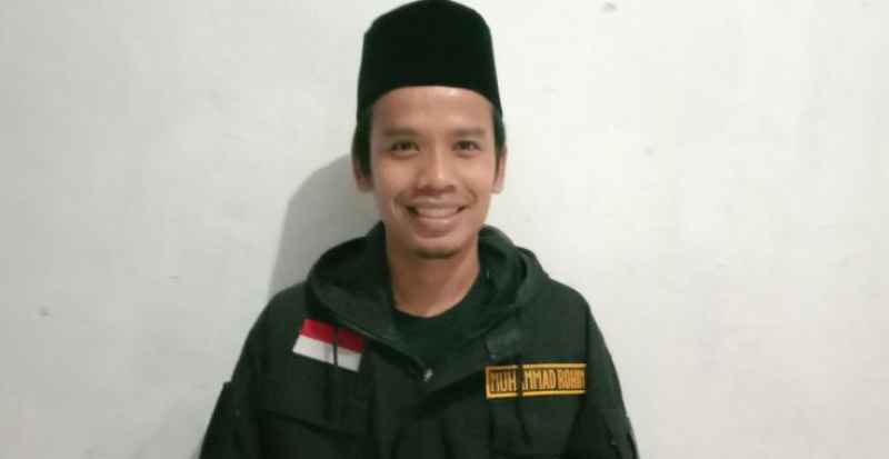 Tangerang – Gerakan Ekonomi Kreatif (Gerak 08) Banten Melalui Perwakilannya, Mohamad Rohim, Menyampaikan Seruan Terbuka Kepada Aparat Penegak Hukum (Aph) Untuk Mengusut Tuntas Polemik Pagar Laut Di Pesisir Tangerang, Banten. Isu Ini Telah Menjadi Sorotan Publik Dan Mengundang Perhatian Luas Dari Masyarakat Banten Hingga Tingkat Nasional. “Kami Meminta Aparat Hukum Bersikap Transparan Dan Objektif Dalam Menyingkap Tabir Kasus Ini. Jangan Sampai Persoalan Yang Begitu Penting Ini Menguap Begitu Saja Atau Dijadikan Alat Kompromi Kepentingan,” Ujar Rohim Dalam Keterangan Tertulisnya, Selasa (13/5). Menurut Rohim, Masyarakat Banten Saat Ini Sudah Semakin Kritis Dan Tidak Mudah Dibungkam. Ia Menegaskan Bahwa Penanganan Kasus Pagar Laut Ini Harus Menjadi Perhatian Serius, Bahkan Hingga Ke Tingkat Istana Negara. “Kami Meminta Presiden Ri Turun Tangan Secara Langsung. Jangan Ada Intervensi Dari Pihak Manapun. Penegakan Hukum Harus Bersih, Tegas, Dan Menyeluruh,” Tegasnya. Gerak 08 Juga Menyerukan Agar Oknum-Oknum Yang Terlibat Dalam Praktik Ilegal Atau Pelanggaran Hukum Terkait Proyek Pagar Laut Tersebut Segera Ditangkap Dan Diproses Sesuai Hukum Yang Berlaku.