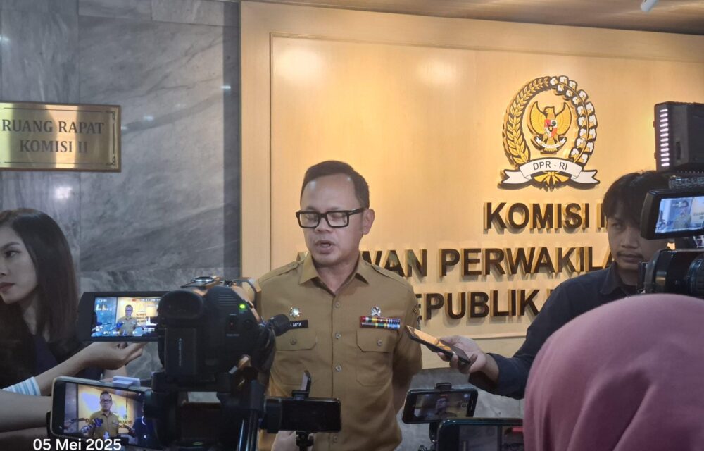 Jakarta – Wakil Menteri Dalam Negeri (Wamendagri) Bima Arya Sugiarto Menekankan Pentingnya Evaluasi Menyeluruh Terhadap Pelaksanaan Pemungutan Suara Ulang (Psu) Guna Mencegah Terjadinya Psu Berulang. Ia Juga Menggarisbawahi Bahwa Komitmen Politik Tanpa Intervensi Merupakan Kunci Dalam Menjaga Integritas Proses Demokrasi. Pernyataan Ini Disampaikannya Saat Rapat Kerja (Raker) Dan Rapat Dengar Pendapat (Rdp) Komisi Ii Dewan Perwakilan Rakyat (Dpr) Republik Indonesia (Ri) Bersama Kementerian Dalam Negeri (Kemendagri), Komisi Pemilihan Umum (Kpu), Badan Pengawas Pemilu (Bawaslu), Dan Dewan Kehormatan Penyelenggara Pemilu (Dkpp) Di Ruang Rapat Komisi Ii, Gedung Nusantara Dpr Ri, Jakarta, Senin (5/5/2025). Bima Menyampaikan, Psu Harus Dievaluasi Secara Mendasar Agar Permasalahan Serupa Tidak Terulang. Ia Menekankan Pentingnya Memastikan Tidak Ada Celah Sejak Awal Yang Dapat Menimbulkan Gugatan, Serta Perlunya Pembahasan Lebih Lanjut Mengenai Prosedur Berperkara Di Mahkamah Konstitusi (Mk) Dari Sisi Teknis. Menurutnya, Banyaknya Psu Juga Tidak Terlepas Dari Kuatnya Nuansa Politik. Karena Itu, Ia Mendorong Semua Pihak Agar Berkomitmen Menjaga Netralitas Dan Tidak Melakukan Intervensi. “Komitmen Politik Kita Bersama Untuk Tidak Melakukan Intervensi Atau Cawe-Cawe Adalah Kunci Ke Depan,” Tegasnya. Bima Juga Menjelaskan, Dirinya Bersama Wamendagri Ribka Haluk Berbagi Tugas Dalam Memantau Langsung Pelaksanaan Psu Di Daerah. Dukungan Dari Direktorat Jenderal (Ditjen) Otonomi Daerah (Otda) Dan Ditjen Bina Keuangan Daerah (Keuda) Turut Dikerahkan Untuk Memastikan Efisiensi Penganggaran. “Jadi Rasanya Soal Anggaran Itu Tidak Kita Biarkan, Kita Maksimalkan Sampai Seminimal Mungkin,” Ujarnya. Selain Membahas Psu, Bima Juga Menanggapi Pertanyaan Terkait Kekosongan Kepala Desa Di Banyak Wilayah. Ia Menjelaskan, Saat Ini Tengah Diberlakukan Moratorium Pemilihan Kepala Desa Karena Bertepatan Dengan Pelaksanaan Pemilihan Kepala Daerah (Pilkada) Serentak Dan Pemilihan Umum (Pemilu). Lebih Lanjut, Bima Menerangkan, Kemendagri Kini Tengah Berkoordinasi Dengan Kementerian/Lembaga Untuk Menyusun Rancangan Peraturan Pemerintah (Rpp) Yang Mengatur Teknis Pemilihan Kepala Desa. Rpp Tersebut Disusun Sebagai Tindak Lanjut Dari Undang-Undang Nomor 3 Tahun 2024 Tentang Perubahan Kedua Atas Undang-Undang Nomor 6 Tahun 2014 Tentang Desa. Bima Juga Menyampaikan, Sejak Tahun 2013 Hingga 2023, Pemilihan Kepala Desa Secara Digital (E-Voting) Telah Diterapkan Di 1.910 Desa Yang Tersebar Di 16 Provinsi. Ia Menambahkan, Pelaksanaan E-Voting Sejauh Ini Berjalan Lancar Tanpa Kendala Berarti. Dengan Demikian, Metode Ini Kemungkinan Akan Dikaji Lebih Lanjut Untuk Diterapkan Secara Nasional. “Begitu Landasan Aturannya Sudah Jelas, Pp Panduannya Sudah Ada, Kita Akan Dorong Pilkades Ini Secara Digital,” Ungkap Bima. Menurutnya, Kesuksesan E-Voting Di Tingkat Desa Ini Dapat Menjadi Dasar Untuk Melangkah Lebih Jauh Menuju Digitalisasi Pilkada, Pemilihan Legislatif (Pileg), Hingga Pemilihan Presiden (Pilpres) Ke Depan.