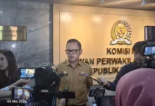 Jakarta – Wakil Menteri Dalam Negeri (Wamendagri) Bima Arya Sugiarto menekankan pentingnya evaluasi menyeluruh terhadap pelaksanaan Pemungutan Suara Ulang (PSU) guna mencegah terjadinya PSU berulang. Ia juga menggarisbawahi bahwa komitmen politik tanpa intervensi merupakan kunci dalam menjaga integritas proses demokrasi. Pernyataan ini disampaikannya saat Rapat Kerja (Raker) dan Rapat Dengar Pendapat (RDP) Komisi II Dewan Perwakilan Rakyat (DPR) Republik Indonesia (RI) bersama Kementerian Dalam Negeri (Kemendagri), Komisi Pemilihan Umum (KPU), Badan Pengawas Pemilu (Bawaslu), dan Dewan Kehormatan Penyelenggara Pemilu (DKPP) di Ruang Rapat Komisi II, Gedung Nusantara DPR RI, Jakarta, Senin (5/5/2025). Bima menyampaikan, PSU harus dievaluasi secara mendasar agar permasalahan serupa tidak terulang. Ia menekankan pentingnya memastikan tidak ada celah sejak awal yang dapat menimbulkan gugatan, serta perlunya pembahasan lebih lanjut mengenai prosedur berperkara di Mahkamah Konstitusi (MK) dari sisi teknis. Menurutnya, banyaknya PSU juga tidak terlepas dari kuatnya nuansa politik. Karena itu, ia mendorong semua pihak agar berkomitmen menjaga netralitas dan tidak melakukan intervensi. “Komitmen politik kita bersama untuk tidak melakukan intervensi atau cawe-cawe adalah kunci ke depan,” tegasnya. Bima juga menjelaskan, dirinya bersama Wamendagri Ribka Haluk berbagi tugas dalam memantau langsung pelaksanaan PSU di daerah. Dukungan dari Direktorat Jenderal (Ditjen) Otonomi Daerah (Otda) dan Ditjen Bina Keuangan Daerah (Keuda) turut dikerahkan untuk memastikan efisiensi penganggaran. “Jadi rasanya soal anggaran itu tidak kita biarkan, kita maksimalkan sampai seminimal mungkin,” ujarnya. Selain membahas PSU, Bima juga menanggapi pertanyaan terkait kekosongan kepala desa di banyak wilayah. Ia menjelaskan, saat ini tengah diberlakukan moratorium pemilihan kepala desa karena bertepatan dengan pelaksanaan pemilihan kepala daerah (Pilkada) serentak dan pemilihan umum (Pemilu). Lebih lanjut, Bima menerangkan, Kemendagri kini tengah berkoordinasi dengan kementerian/lembaga untuk menyusun Rancangan Peraturan Pemerintah (RPP) yang mengatur teknis pemilihan kepala desa. RPP tersebut disusun sebagai tindak lanjut dari Undang-Undang Nomor 3 Tahun 2024 tentang Perubahan Kedua atas Undang-Undang Nomor 6 Tahun 2014 tentang Desa. Bima juga menyampaikan, sejak tahun 2013 hingga 2023, pemilihan kepala desa secara digital (e-voting) telah diterapkan di 1.910 desa yang tersebar di 16 provinsi. Ia menambahkan, pelaksanaan e-voting sejauh ini berjalan lancar tanpa kendala berarti. Dengan demikian, metode ini kemungkinan akan dikaji lebih lanjut untuk diterapkan secara nasional. “Begitu landasan aturannya sudah jelas, PP panduannya sudah ada, kita akan dorong pilkades ini secara digital,” ungkap Bima. Menurutnya, kesuksesan e-voting di tingkat desa ini dapat menjadi dasar untuk melangkah lebih jauh menuju digitalisasi Pilkada, pemilihan legislatif (Pileg), hingga pemilihan presiden (Pilpres) ke depan.