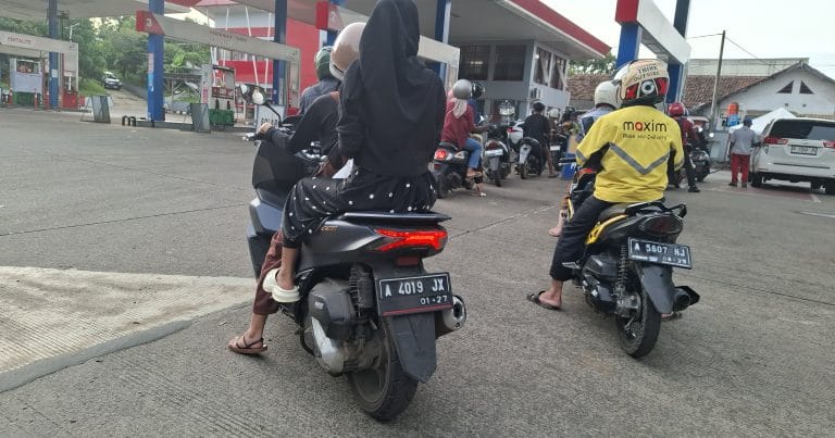 Pertalite Langka Di Spbu Kadu Pereng, Warga Pandeglang Keluhkan Sulitnya Bahan Bakar Murah 2 Pertalite Langka Di Spbu Kadu Pereng, Warga Pandeglang Keluhkan Sulitnya Bahan Bakar Murah