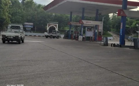 Pandeglang, 10 Mei 2025 — Meskipun Prabowo Subianto dikenal sebagai presiden yang mengusung slogan “presiden rakyat”, kelangkaan bahan bakar jenis Pertalite di beberapa SPBU Kabupaten Pandeglang mulai menimbulkan keresahan warga. Salah satu titik yang terdampak adalah SPBU di Jalan Raya Pandeglang–Serang, kawasan Kadu Pereng. Sudah satu minggu terakhir, pasokan Pertalite di SPBU tersebut sering kosong. Akibatnya, banyak pengendara yang biasanya mengandalkan Pertalite terpaksa membeli Pertamax yang harganya lebih mahal. “Saya sudah beberapa hari ini cari Pertalite, tapi kosong terus. Mau nggak mau beli Pertamax. Katanya presiden rakyat, kok malah rakyat yang susah beli bensin murah,” keluh Nining, warga setempat yang mengaku kecewa atas kondisi ini. Ia juga mengungkapkan keresahan terkait pengalaman sebelumnya saat sempat beredar kabar BBM oplosan. “Dulu kita pernah ditipu dengan BBM oplosan, sekarang mau beli yang resmi saja susah,” tambahnya. Saat dikonfirmasi kepada salah satu petugas SPBU, Rifqi, ia membenarkan kelangkaan tersebut namun enggan menjelaskan lebih jauh. “Kosong, Pak,” ujarnya singkat. Masyarakat berharap pemerintah segera turun tangan untuk memastikan distribusi Pertalite berjalan lancar dan terjangkau, mengingat bahan bakar jenis ini menjadi kebutuhan utama masyarakat menengah ke bawah.
