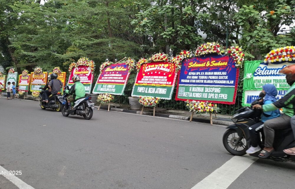 Jakarta — Suasana Meriah Menyelimuti Halaman Depan Universitas Nahdlatul Ulama Indonesia (Unusia) Jakarta Pada Sabtu Siang. Ratusan Karangan Bunga Ucapan Selamat Tampak Berjejer Rapi, Menyambut Pelaksanaan Sidang Terbuka Promosi Doktor Kiai Maman Imanulhaq, (17/5). Sidang Terbuka Ini Dijadwalkan Berlangsung Pukul 14.00 Wib, Sebagai Bagian Dari Proses Akademik Program Studi Sejarah Peradaban Islam, Fakultas Islam Nusantara Unusia. Dalam Disertasinya Yang Berjudul &Quot;Dinamika Islam Dan Budaya Lokal: Studi Islam Tradisi Di Cirebon Abad Xvii&Quot;, Kiai Maman Menyoroti Peran Sentral Cirebon Dalam Sejarah Penyebaran Islam Di Nusantara Sejak Abad Ke-15. Penelitiannya Menggambarkan Bagaimana Islam Berkembang Bukan Hanya Sebagai Sistem Kepercayaan, Tetapi Juga Sebagai Kekuatan Kultural Yang Membentuk Struktur Sosial Dan Politik Masyarakat Lokal. Karya Ilmiah Ini Memperkaya Khazanah Pemikiran Islam Nusantara—Sebuah Pendekatan Keberagamaan Yang Inklusif, Adaptif Terhadap Budaya Lokal, Dan Berpijak Kuat Pada Sejarah Peradaban.