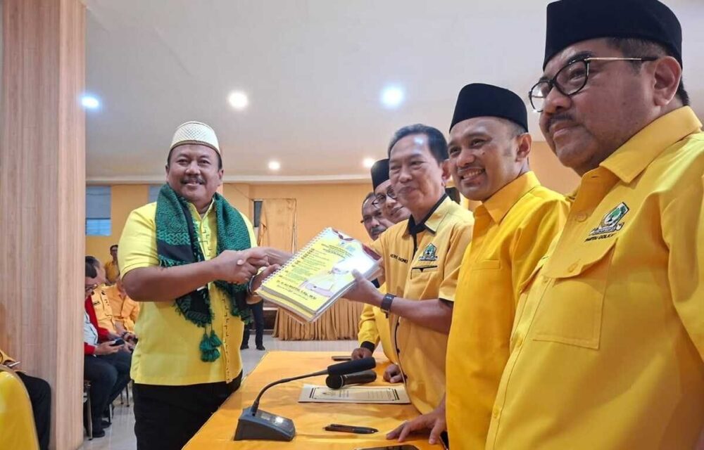 Jakarta, 11 Mei 2025 — Partai Golkar Kembali Diguncang Konflik Internal Yang Mengarah Pada Perang Dingin Di Tubuh Partai. Kali Ini, Intervensi Dalam Pemilihan Calon Pengurus Dewan Pimpinan Daerah (Dpd) Provinsi Menjadi Sorotan, Di Mana Disebut-Sebut Bahwa Restu Ketua Umum Bahlil Lahadalia Menjadi Syarat Utama Dalam Penentuan Calon. Contoh Paling Mencolok Terjadi Di Jawa Timur, Dengan Munculnya Nama Ali Mufti Yang Disebut-Sebut Terpilih Berkat Kedekatannya Dengan Bahlil. Hal Ini Memunculkan Kekhawatiran Bahwa Kekuasaan Dijadikan Alat Untuk Memenuhi Kepentingan Politik Kelompok Tertentu Di Dalam Golkar. &Quot;Golkar Hari Ini Bukan Lagi Partai Terbuka Untuk Semua Golongan. Ini Sudah Menjadi Milik Kelompok Ketua Umum,&Quot; Ujar Salah Satu Kader Senior Golkar Yang Enggan Disebutkan Namanya. Ia Menambahkan Bahwa Perbedaan Pandangan Di Internal Partai Sudah Tidak Diterima Lagi. Menurutnya, Hampir Seluruh Sektor Kepengurusan Dpd Di Indonesia Kini Telah Mengalami Kesalahan Arah Karena Lebih Mengutamakan Loyalitas Pribadi Dibanding Kapabilitas Dan Aspirasi Kader Daerah. Pernyataan Ini Mencerminkan Kekhawatiran Sebagian Kader Terhadap Arah Kepemimpinan Golkar Di Bawah Bahlil Lahadalia, Yang Dinilai Terlalu Sentralistik Dan Tertutup Terhadap Perbedaan.