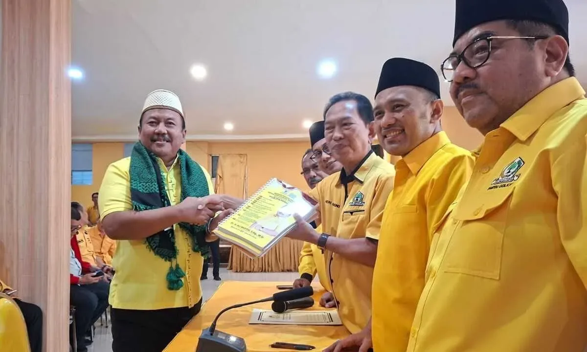 Jakarta, 11 Mei 2025 — Partai Golkar kembali diguncang konflik internal yang mengarah pada perang dingin di tubuh partai. Kali ini, intervensi dalam pemilihan calon pengurus Dewan Pimpinan Daerah (DPD) provinsi menjadi sorotan, di mana disebut-sebut bahwa restu Ketua Umum Bahlil Lahadalia menjadi syarat utama dalam penentuan calon. Contoh paling mencolok terjadi di Jawa Timur, dengan munculnya nama Ali Mufti yang disebut-sebut terpilih berkat kedekatannya dengan Bahlil. Hal ini memunculkan kekhawatiran bahwa kekuasaan dijadikan alat untuk memenuhi kepentingan politik kelompok tertentu di dalam Golkar. "Golkar hari ini bukan lagi partai terbuka untuk semua golongan. Ini sudah menjadi milik kelompok Ketua Umum," ujar salah satu kader senior Golkar yang enggan disebutkan namanya. Ia menambahkan bahwa perbedaan pandangan di internal partai sudah tidak diterima lagi. Menurutnya, hampir seluruh sektor kepengurusan DPD di Indonesia kini telah mengalami kesalahan arah karena lebih mengutamakan loyalitas pribadi dibanding kapabilitas dan aspirasi kader daerah. Pernyataan ini mencerminkan kekhawatiran sebagian kader terhadap arah kepemimpinan Golkar di bawah Bahlil Lahadalia, yang dinilai terlalu sentralistik dan tertutup terhadap perbedaan.