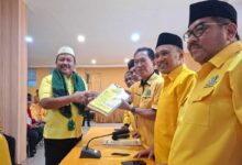 Jakarta, 11 Mei 2025 — Partai Golkar Kembali Diguncang Konflik Internal Yang Mengarah Pada Perang Dingin Di Tubuh Partai. Kali Ini, Intervensi Dalam Pemilihan Calon Pengurus Dewan Pimpinan Daerah (Dpd) Provinsi Menjadi Sorotan, Di Mana Disebut-Sebut Bahwa Restu Ketua Umum Bahlil Lahadalia Menjadi Syarat Utama Dalam Penentuan Calon. Contoh Paling Mencolok Terjadi Di Jawa Timur, Dengan Munculnya Nama Ali Mufti Yang Disebut-Sebut Terpilih Berkat Kedekatannya Dengan Bahlil. Hal Ini Memunculkan Kekhawatiran Bahwa Kekuasaan Dijadikan Alat Untuk Memenuhi Kepentingan Politik Kelompok Tertentu Di Dalam Golkar. &Quot;Golkar Hari Ini Bukan Lagi Partai Terbuka Untuk Semua Golongan. Ini Sudah Menjadi Milik Kelompok Ketua Umum,&Quot; Ujar Salah Satu Kader Senior Golkar Yang Enggan Disebutkan Namanya. Ia Menambahkan Bahwa Perbedaan Pandangan Di Internal Partai Sudah Tidak Diterima Lagi. Menurutnya, Hampir Seluruh Sektor Kepengurusan Dpd Di Indonesia Kini Telah Mengalami Kesalahan Arah Karena Lebih Mengutamakan Loyalitas Pribadi Dibanding Kapabilitas Dan Aspirasi Kader Daerah. Pernyataan Ini Mencerminkan Kekhawatiran Sebagian Kader Terhadap Arah Kepemimpinan Golkar Di Bawah Bahlil Lahadalia, Yang Dinilai Terlalu Sentralistik Dan Tertutup Terhadap Perbedaan.