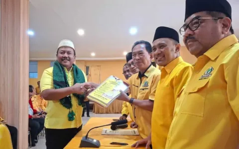 Jakarta, 11 Mei 2025 — Partai Golkar kembali diguncang konflik internal yang mengarah pada perang dingin di tubuh partai. Kali ini, intervensi dalam pemilihan calon pengurus Dewan Pimpinan Daerah (DPD) provinsi menjadi sorotan, di mana disebut-sebut bahwa restu Ketua Umum Bahlil Lahadalia menjadi syarat utama dalam penentuan calon. Contoh paling mencolok terjadi di Jawa Timur, dengan munculnya nama Ali Mufti yang disebut-sebut terpilih berkat kedekatannya dengan Bahlil. Hal ini memunculkan kekhawatiran bahwa kekuasaan dijadikan alat untuk memenuhi kepentingan politik kelompok tertentu di dalam Golkar. "Golkar hari ini bukan lagi partai terbuka untuk semua golongan. Ini sudah menjadi milik kelompok Ketua Umum," ujar salah satu kader senior Golkar yang enggan disebutkan namanya. Ia menambahkan bahwa perbedaan pandangan di internal partai sudah tidak diterima lagi. Menurutnya, hampir seluruh sektor kepengurusan DPD di Indonesia kini telah mengalami kesalahan arah karena lebih mengutamakan loyalitas pribadi dibanding kapabilitas dan aspirasi kader daerah. Pernyataan ini mencerminkan kekhawatiran sebagian kader terhadap arah kepemimpinan Golkar di bawah Bahlil Lahadalia, yang dinilai terlalu sentralistik dan tertutup terhadap perbedaan.