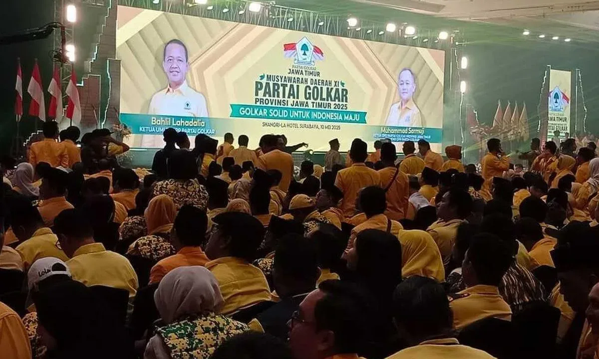 Jakarta, 11 Mei 2025 — Isu Musyawarah Nasional Luar Biasa (Munaslub) kembali mencuat di internal Partai Golkar. Sejumlah kader mulai mempertanyakan arah kepemimpinan Ketua Umum Bahlil Lahadalia yang dinilai terlalu memprioritaskan orang-orang terdekatnya dalam struktur partai. Seorang tokoh muda Golkar berinisial RK, yang enggan disebutkan namanya secara lengkap, menyampaikan kekecewaannya terhadap kepemimpinan Bahlil. "Bahlil ini sudah tidak benar. Seolah-olah partai ini milik pribadi dan golongannya saja. Dikit-dikit masukkan orang dekatnya, sudah tidak sehat," ujar RK. RK menambahkan bahwa banyak kader muda yang merasa tidak lagi memiliki ruang untuk berpikir kritis dan berkontribusi secara sehat demi kemajuan partai. "Kalau punya pemikiran kritis, langsung dianggap melawan. Golkar sekarang seperti tersesat. Semua diganti sesuai keinginan Bahlil," tegasnya. Meski Bahlil membantah adanya wacana Munaslub, gelombang ketidakpuasan di tubuh partai terus menguat. Beberapa kader bahkan mulai menunjukkan sikap perlawanan secara terbuka. Isu lain yang turut memanaskan suasana adalah kabar bergabungnya Presiden Joko Widodo dan putranya, Gibran Rakabuming Raka, ke dalam Partai Golkar. Sejumlah kader menilai hal ini mencederai proses kaderisasi yang selama ini dijaga. "Golkar bukan lagi partai rakyat, tapi tempat elit. Masuknya Jokowi dan Gibran seolah menafikan proses yang harus dilalui kader lain. Gibran bahkan disebut-sebut sebagai 'anak haram demokrasi'," ucap sumber yang sama. Hingga saat ini, DPP Golkar belum memberikan pernyataan resmi terkait isu Munaslub maupun kabar bergabungnya Jokowi dan Gibran.