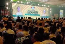 Jakarta, 11 Mei 2025 — Isu Musyawarah Nasional Luar Biasa (Munaslub) Kembali Mencuat Di Internal Partai Golkar. Sejumlah Kader Mulai Mempertanyakan Arah Kepemimpinan Ketua Umum Bahlil Lahadalia Yang Dinilai Terlalu Memprioritaskan Orang-Orang Terdekatnya Dalam Struktur Partai. Seorang Tokoh Muda Golkar Berinisial Rk, Yang Enggan Disebutkan Namanya Secara Lengkap, Menyampaikan Kekecewaannya Terhadap Kepemimpinan Bahlil. &Quot;Bahlil Ini Sudah Tidak Benar. Seolah-Olah Partai Ini Milik Pribadi Dan Golongannya Saja. Dikit-Dikit Masukkan Orang Dekatnya, Sudah Tidak Sehat,&Quot; Ujar Rk. Rk Menambahkan Bahwa Banyak Kader Muda Yang Merasa Tidak Lagi Memiliki Ruang Untuk Berpikir Kritis Dan Berkontribusi Secara Sehat Demi Kemajuan Partai. &Quot;Kalau Punya Pemikiran Kritis, Langsung Dianggap Melawan. Golkar Sekarang Seperti Tersesat. Semua Diganti Sesuai Keinginan Bahlil,&Quot; Tegasnya. Meski Bahlil Membantah Adanya Wacana Munaslub, Gelombang Ketidakpuasan Di Tubuh Partai Terus Menguat. Beberapa Kader Bahkan Mulai Menunjukkan Sikap Perlawanan Secara Terbuka. Isu Lain Yang Turut Memanaskan Suasana Adalah Kabar Bergabungnya Presiden Joko Widodo Dan Putranya, Gibran Rakabuming Raka, Ke Dalam Partai Golkar. Sejumlah Kader Menilai Hal Ini Mencederai Proses Kaderisasi Yang Selama Ini Dijaga. &Quot;Golkar Bukan Lagi Partai Rakyat, Tapi Tempat Elit. Masuknya Jokowi Dan Gibran Seolah Menafikan Proses Yang Harus Dilalui Kader Lain. Gibran Bahkan Disebut-Sebut Sebagai 'Anak Haram Demokrasi',&Quot; Ucap Sumber Yang Sama. Hingga Saat Ini, Dpp Golkar Belum Memberikan Pernyataan Resmi Terkait Isu Munaslub Maupun Kabar Bergabungnya Jokowi Dan Gibran.