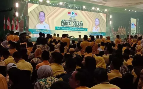 Jakarta, 11 Mei 2025 — Isu Musyawarah Nasional Luar Biasa (Munaslub) kembali mencuat di internal Partai Golkar. Sejumlah kader mulai mempertanyakan arah kepemimpinan Ketua Umum Bahlil Lahadalia yang dinilai terlalu memprioritaskan orang-orang terdekatnya dalam struktur partai. Seorang tokoh muda Golkar berinisial RK, yang enggan disebutkan namanya secara lengkap, menyampaikan kekecewaannya terhadap kepemimpinan Bahlil. "Bahlil ini sudah tidak benar. Seolah-olah partai ini milik pribadi dan golongannya saja. Dikit-dikit masukkan orang dekatnya, sudah tidak sehat," ujar RK. RK menambahkan bahwa banyak kader muda yang merasa tidak lagi memiliki ruang untuk berpikir kritis dan berkontribusi secara sehat demi kemajuan partai. "Kalau punya pemikiran kritis, langsung dianggap melawan. Golkar sekarang seperti tersesat. Semua diganti sesuai keinginan Bahlil," tegasnya. Meski Bahlil membantah adanya wacana Munaslub, gelombang ketidakpuasan di tubuh partai terus menguat. Beberapa kader bahkan mulai menunjukkan sikap perlawanan secara terbuka. Isu lain yang turut memanaskan suasana adalah kabar bergabungnya Presiden Joko Widodo dan putranya, Gibran Rakabuming Raka, ke dalam Partai Golkar. Sejumlah kader menilai hal ini mencederai proses kaderisasi yang selama ini dijaga. "Golkar bukan lagi partai rakyat, tapi tempat elit. Masuknya Jokowi dan Gibran seolah menafikan proses yang harus dilalui kader lain. Gibran bahkan disebut-sebut sebagai 'anak haram demokrasi'," ucap sumber yang sama. Hingga saat ini, DPP Golkar belum memberikan pernyataan resmi terkait isu Munaslub maupun kabar bergabungnya Jokowi dan Gibran.
