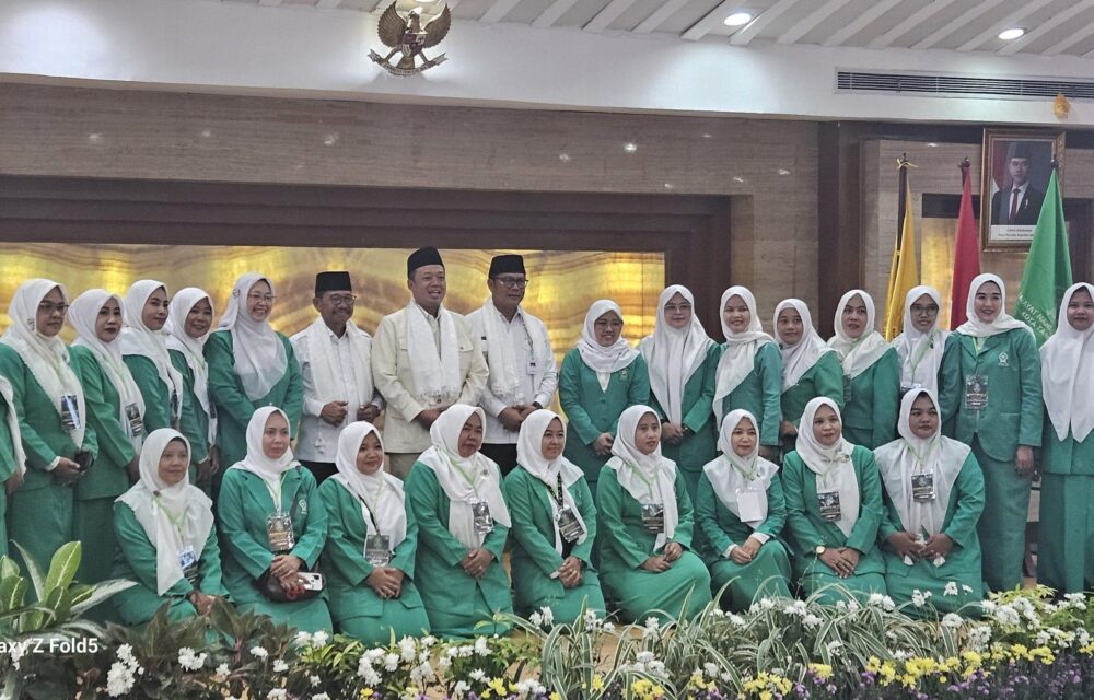 Tangerang - Menteri Atr/Bpn Nusron Wahid Mengadakan Peluncuran Integrasi Data Pertanahan Dan Data Perpajakan Kota Tangerang. Di Banten, Kota Tangerang Adalah Yang Pertama Mengintegrasikan Nib Dan Nop. Acara Di Digelar Di Ruang Rapat Akhlakul Karimah Gedung Puspem Kota Tangerang, Rabu, 30/04/2025. “Alhamdulillah Di Provinsi Banten Ini Kota Tangerang Menjadi Yang Pertama Mengintegrasikan Nib Dan Nop. Dengan Adanya Integrasi Seperti Ini Nanti Akan Transparan, Termasuk Kalo Ada Transaksi Jual-Beli Juga Semua Akan Transparan,&Quot; Tutur Nusron. Selain Acara Tersebut Nusron Juga Membuka Konferensi Cabang Fatayat Nu Kota Tangerang Dengan Mengajak Semua Yang Hadir Membaca Surat Al Fatihah Agar Fatayat Nu Kota Tangerang Semakin Maju. “Mari Kita Buka Acara Konferensi Fatayat Nu Kota Tangerang Dengan Membaca Surat Al Fatihah, Agar Fatayat Kota Tangerang Semakin Maju,” Ujar Nusron. Dalam Kesempatan Yang Sama Walikota Tangerang Drs. H. Sachrudin Menyampaikan Bahwa Konferensi Cabang Fatayat Nu Jangan Hanya Menjadi Ajang Konsolidasi Organisasi, Tetapi Juga Melahirkan Rekomendasi Strategis Serta Kepengurusan Baru Yang Dapat Bersinergi Dengan Pemerintah Daerah Dalam Mewujudkan Masyarakat Yang Inklusif, Berdaya Saing, Dan Berkeadaban. Dalam Acara Pembukaan Konfercab Fatayat Nu Kota Tangerang. “Saya Berharap Konferensi Ini Tidak Hanya Menjadi Ajang Konsolidasi Organisasi, Tetapi Juga Melahirkan Rekomendasi Strategis Serta Kepengurusan Baru Yang Dapat Bersinergi Dengan Pemerintah Daerah Dalam Mewujudkan Masyarakat Yang Inklusif, Berdaya Saing, Dan Berkeadaban”, Ujar Sachrudin. Lebih Lanjut Sachrudin Juga Mengajak Seluruh Kader Fatayat Nu Untuk Terus Menjadi Pelopor Dalam Pemberdayaan Perempuan, Pendidikan Keluarga, Serta Penguatan Nilai-Nilai Kebangsaan Di Tengah Masyarakat. “Saya Juga Mengajak Seluruh Kader Fatayat Nu Untuk Terus Menjadi Pelopor Dalam Pemberdayaan Perempuan, Pendidikan Keluarga, Serta Penguatan Nilai-Nilai Kebangsaan Di Tengah Masyarakat”, Lanjut Sachrudin. Senada Dengan Walikota Tangerang, Ketua Umum Pp Fatayat Nu Margaret Aliyatul Maimunah Juga Mengajak Agar Konfercab Ini Tidak Hanya Mengganti Pengurus Tapi Juga Menghasilkan Program Kerja Yang Sesuai Dengan Kebutuhan Daerah Masing-Masing. Bukan Program Kerja Yang Copy Paste Dari Pusat Padahal Tidak Sesuai Dengan Kondisi Daerahnya. Selain Program Kerja Yang Kontekstual, Margareth Juga Menekankan Pentingnya Konsolidasi Organisasi Dengan Melakukan Kaderisasi Kepada Semua Anggota Dan Pengurus Fatayat Di Semua Tingkatan. Karena Tanpa Kaderisasi Fatayat Akan Selalu Tertinggal Dengan Kemajuan Zaman. Sementara Itu Ketua Pc Fatayat Nu Kota Tangerang Demisioner Nony Menawati Berharap Konferensi Ini Dapat Menjadi Ajang Yang Produktif Dan Konstruktif Untuk Meningkatkan Kualitas Dan Kapasitas Fatayat Nu Kota Tangerang. Sehingga Kita Dapat Menjadi Organisasi Yang Lebih Efektif Dalam Memberdayakan Perempuan Dan Meningkatkan Kesadaran Masyarakat Dan Juga Membawa Berkah Untuk Masyarakat Kota Tangerang. Untuk Itu, Kata Nony, Kolaborasi Dan Sinergi Dengan Semua Stakeholder Sangat Dibutuhkan. Karena Dengan Kolaborasi Dan Sinergi Menjadikan Sesuatu Yang Berat Akan Menjadi Ringan. Sesuatu Yang Tadinya Susah Akan Menjadi Gampang. Maka Dari Itu, Konferensi Ini Merupakan Momentum Penting Bagi Kita Untuk Mengevaluasi Kinerja Organisasi, Menentukan Arah Kebijakan, Dan Memilih Kepengurusan Baru Yang Akan Membawa Fatayat Nu Kota Tangerang Ke Tingkat Yang Lebih Baik Lagi, Ujar Alumni Ponpes Babussalam Ini. Dalam Konferensi Ini Telah Menetapkan Frida Amarilis Sebagai Ketua Pimpinan Cabang Fatayat Nu Kota Tangerang Secara Aklamasi Untuk Periode 2025-2030. Hadir Dalam Acara Ini, Walikota Tangerang Drs. H. Sachrudin, Wakil Walikota Maryono Hasan, M.si., Rois Syuriah Pcnu Kh. Abdul Mu’thi, Ketua Pcnu Kh. Dedi Mahfudin, Ketua Dmi Propinsi Kh. Bunyamin Hafidh, Sekretaris Daerah Kota Tangerang Herman Suwarman, Kepala Bpn Kota Tangerang Heri Mulyanto, Ketua Bwi Kota Tangerang Kh. Abdullah Tholib, Pengurus Pw Fatayat Nu Banten, Pc Fatayat Nu Se Banten, Dan Pac Fatayat Se Kota Tangerang.