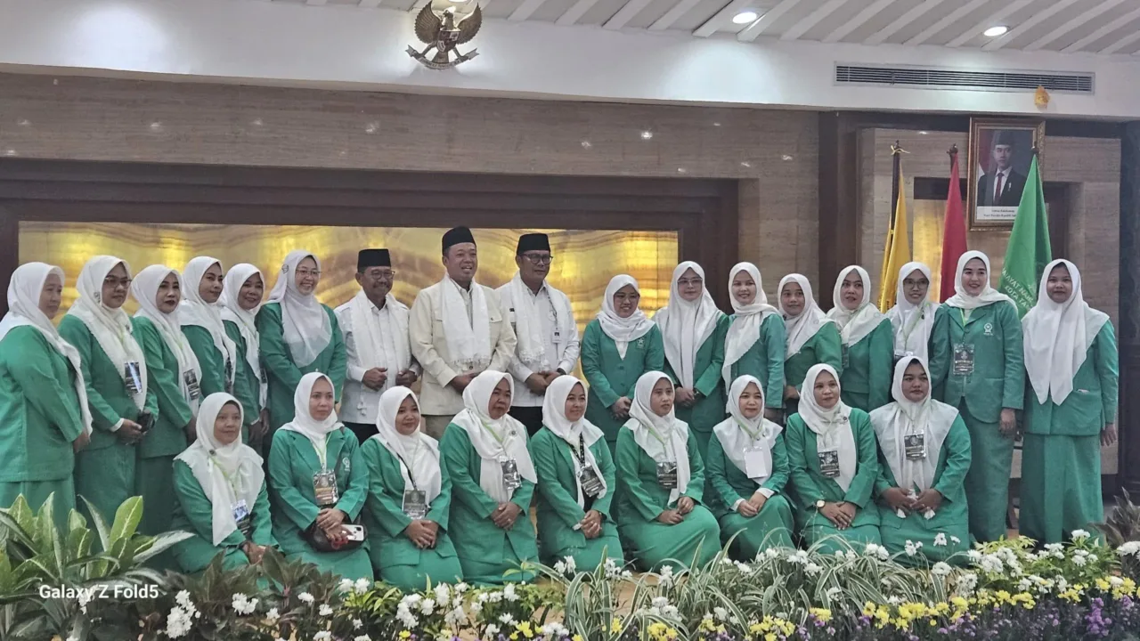 Tangerang - Menteri ATR/BPN Nusron Wahid mengadakan Peluncuran Integrasi Data Pertanahan dan Data Perpajakan Kota Tangerang. Di Banten, Kota Tangerang adalah yang pertama mengintegrasikan NIB dan NOP. Acara di digelar di Ruang Rapat Akhlakul Karimah Gedung Puspem Kota Tangerang, Rabu, 30/04/2025. “Alhamdulillah di Provinsi Banten ini Kota Tangerang menjadi yang pertama mengintegrasikan NIB dan NOP. Dengan adanya integrasi seperti ini nanti akan transparan, termasuk kalo ada transaksi jual-beli juga semua akan transparan," tutur Nusron. Selain acara tersebut Nusron juga membuka Konferensi Cabang Fatayat NU Kota Tangerang dengan mengajak semua yang hadir membaca surat Al Fatihah agar Fatayat NU Kota Tangerang semakin maju. “Mari kita buka acara Konferensi fatayat NU Kota Tangerang dengan membaca surat al Fatihah, agar Fatayat Kota Tangerang semakin maju,” ujar Nusron. Dalam kesempatan yang sama Walikota Tangerang Drs. H. Sachrudin menyampaikan bahwa Konferensi Cabang Fatayat NU jangan hanya menjadi ajang konsolidasi organisasi, tetapi juga melahirkan rekomendasi strategis serta kepengurusan baru yang dapat bersinergi dengan pemerintah daerah dalam mewujudkan masyarakat yang inklusif, berdaya saing, dan berkeadaban. dalam acara pembukaan Konfercab Fatayat NU Kota Tangerang. “Saya berharap konferensi ini tidak hanya menjadi ajang konsolidasi organisasi, tetapi juga melahirkan rekomendasi strategis serta kepengurusan baru yang dapat bersinergi dengan pemerintah daerah dalam mewujudkan masyarakat yang inklusif, berdaya saing, dan berkeadaban”, ujar Sachrudin. Lebih lanjut Sachrudin juga mengajak seluruh kader Fatayat NU untuk terus menjadi pelopor dalam pemberdayaan perempuan, pendidikan keluarga, serta penguatan nilai-nilai kebangsaan di tengah masyarakat. “Saya juga mengajak seluruh kader Fatayat NU untuk terus menjadi pelopor dalam pemberdayaan perempuan, pendidikan keluarga, serta penguatan nilai-nilai kebangsaan di tengah masyarakat”, lanjut Sachrudin. Senada dengan Walikota Tangerang, Ketua Umum PP Fatayat NU Margaret Aliyatul Maimunah juga mengajak agar konfercab ini tidak hanya mengganti pengurus tapi juga menghasilkan program kerja yang sesuai dengan kebutuhan daerah masing-masing. Bukan program kerja yang copy paste dari pusat padahal tidak sesuai dengan kondisi daerahnya. Selain program kerja yang kontekstual, Margareth juga menekankan pentingnya konsolidasi organisasi dengan melakukan kaderisasi kepada semua anggota dan pengurus Fatayat di semua tingkatan. karena tanpa kaderisasi fatayat akan selalu tertinggal dengan kemajuan zaman. Sementara itu Ketua PC Fatayat NU Kota Tangerang demisioner Nony Menawati berharap konferensi ini dapat menjadi ajang yang produktif dan konstruktif untuk meningkatkan kualitas dan kapasitas Fatayat NU Kota Tangerang. Sehingga kita dapat menjadi organisasi yang lebih efektif dalam memberdayakan perempuan dan meningkatkan kesadaran masyarakat dan juga membawa berkah untuk masyarakat Kota Tangerang. Untuk itu, kata Nony, kolaborasi dan sinergi dengan semua stakeholder sangat dibutuhkan. Karena dengan kolaborasi dan sinergi menjadikan sesuatu yang berat akan menjadi ringan. Sesuatu yang tadinya susah akan menjadi gampang. Maka dari itu, konferensi ini merupakan momentum penting bagi kita untuk mengevaluasi kinerja organisasi, menentukan arah kebijakan, dan memilih kepengurusan baru yang akan membawa Fatayat NU Kota Tangerang ke tingkat yang lebih baik lagi, ujar alumni ponpes Babussalam ini. Dalam konferensi ini telah menetapkan Frida Amarilis sebagai Ketua Pimpinan Cabang Fatayat NU Kota Tangerang secara aklamasi untuk periode 2025-2030. Hadir dalam acara ini, Walikota Tangerang Drs. H. Sachrudin, Wakil Walikota Maryono Hasan, M.Si., Rois Syuriah PCNU KH. Abdul Mu’thi, Ketua PCNU KH. Dedi Mahfudin, Ketua DMI Propinsi KH. Bunyamin Hafidh, Sekretaris daerah Kota Tangerang Herman Suwarman, Kepala BPN Kota Tangerang Heri Mulyanto, Ketua BWI Kota Tangerang KH. Abdullah Tholib, Pengurus PW Fatayat NU Banten, PC Fatayat NU se Banten, dan PAC Fatayat se Kota Tangerang.