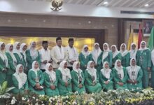 Tangerang - Menteri Atr/Bpn Nusron Wahid Mengadakan Peluncuran Integrasi Data Pertanahan Dan Data Perpajakan Kota Tangerang. Di Banten, Kota Tangerang Adalah Yang Pertama Mengintegrasikan Nib Dan Nop. Acara Di Digelar Di Ruang Rapat Akhlakul Karimah Gedung Puspem Kota Tangerang, Rabu, 30/04/2025. “Alhamdulillah Di Provinsi Banten Ini Kota Tangerang Menjadi Yang Pertama Mengintegrasikan Nib Dan Nop. Dengan Adanya Integrasi Seperti Ini Nanti Akan Transparan, Termasuk Kalo Ada Transaksi Jual-Beli Juga Semua Akan Transparan,&Quot; Tutur Nusron. Selain Acara Tersebut Nusron Juga Membuka Konferensi Cabang Fatayat Nu Kota Tangerang Dengan Mengajak Semua Yang Hadir Membaca Surat Al Fatihah Agar Fatayat Nu Kota Tangerang Semakin Maju. “Mari Kita Buka Acara Konferensi Fatayat Nu Kota Tangerang Dengan Membaca Surat Al Fatihah, Agar Fatayat Kota Tangerang Semakin Maju,” Ujar Nusron. Dalam Kesempatan Yang Sama Walikota Tangerang Drs. H. Sachrudin Menyampaikan Bahwa Konferensi Cabang Fatayat Nu Jangan Hanya Menjadi Ajang Konsolidasi Organisasi, Tetapi Juga Melahirkan Rekomendasi Strategis Serta Kepengurusan Baru Yang Dapat Bersinergi Dengan Pemerintah Daerah Dalam Mewujudkan Masyarakat Yang Inklusif, Berdaya Saing, Dan Berkeadaban. Dalam Acara Pembukaan Konfercab Fatayat Nu Kota Tangerang. “Saya Berharap Konferensi Ini Tidak Hanya Menjadi Ajang Konsolidasi Organisasi, Tetapi Juga Melahirkan Rekomendasi Strategis Serta Kepengurusan Baru Yang Dapat Bersinergi Dengan Pemerintah Daerah Dalam Mewujudkan Masyarakat Yang Inklusif, Berdaya Saing, Dan Berkeadaban”, Ujar Sachrudin. Lebih Lanjut Sachrudin Juga Mengajak Seluruh Kader Fatayat Nu Untuk Terus Menjadi Pelopor Dalam Pemberdayaan Perempuan, Pendidikan Keluarga, Serta Penguatan Nilai-Nilai Kebangsaan Di Tengah Masyarakat. “Saya Juga Mengajak Seluruh Kader Fatayat Nu Untuk Terus Menjadi Pelopor Dalam Pemberdayaan Perempuan, Pendidikan Keluarga, Serta Penguatan Nilai-Nilai Kebangsaan Di Tengah Masyarakat”, Lanjut Sachrudin. Senada Dengan Walikota Tangerang, Ketua Umum Pp Fatayat Nu Margaret Aliyatul Maimunah Juga Mengajak Agar Konfercab Ini Tidak Hanya Mengganti Pengurus Tapi Juga Menghasilkan Program Kerja Yang Sesuai Dengan Kebutuhan Daerah Masing-Masing. Bukan Program Kerja Yang Copy Paste Dari Pusat Padahal Tidak Sesuai Dengan Kondisi Daerahnya. Selain Program Kerja Yang Kontekstual, Margareth Juga Menekankan Pentingnya Konsolidasi Organisasi Dengan Melakukan Kaderisasi Kepada Semua Anggota Dan Pengurus Fatayat Di Semua Tingkatan. Karena Tanpa Kaderisasi Fatayat Akan Selalu Tertinggal Dengan Kemajuan Zaman. Sementara Itu Ketua Pc Fatayat Nu Kota Tangerang Demisioner Nony Menawati Berharap Konferensi Ini Dapat Menjadi Ajang Yang Produktif Dan Konstruktif Untuk Meningkatkan Kualitas Dan Kapasitas Fatayat Nu Kota Tangerang. Sehingga Kita Dapat Menjadi Organisasi Yang Lebih Efektif Dalam Memberdayakan Perempuan Dan Meningkatkan Kesadaran Masyarakat Dan Juga Membawa Berkah Untuk Masyarakat Kota Tangerang. Untuk Itu, Kata Nony, Kolaborasi Dan Sinergi Dengan Semua Stakeholder Sangat Dibutuhkan. Karena Dengan Kolaborasi Dan Sinergi Menjadikan Sesuatu Yang Berat Akan Menjadi Ringan. Sesuatu Yang Tadinya Susah Akan Menjadi Gampang. Maka Dari Itu, Konferensi Ini Merupakan Momentum Penting Bagi Kita Untuk Mengevaluasi Kinerja Organisasi, Menentukan Arah Kebijakan, Dan Memilih Kepengurusan Baru Yang Akan Membawa Fatayat Nu Kota Tangerang Ke Tingkat Yang Lebih Baik Lagi, Ujar Alumni Ponpes Babussalam Ini. Dalam Konferensi Ini Telah Menetapkan Frida Amarilis Sebagai Ketua Pimpinan Cabang Fatayat Nu Kota Tangerang Secara Aklamasi Untuk Periode 2025-2030. Hadir Dalam Acara Ini, Walikota Tangerang Drs. H. Sachrudin, Wakil Walikota Maryono Hasan, M.si., Rois Syuriah Pcnu Kh. Abdul Mu’thi, Ketua Pcnu Kh. Dedi Mahfudin, Ketua Dmi Propinsi Kh. Bunyamin Hafidh, Sekretaris Daerah Kota Tangerang Herman Suwarman, Kepala Bpn Kota Tangerang Heri Mulyanto, Ketua Bwi Kota Tangerang Kh. Abdullah Tholib, Pengurus Pw Fatayat Nu Banten, Pc Fatayat Nu Se Banten, Dan Pac Fatayat Se Kota Tangerang.