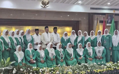 Tangerang - Menteri ATR/BPN Nusron Wahid mengadakan Peluncuran Integrasi Data Pertanahan dan Data Perpajakan Kota Tangerang. Di Banten, Kota Tangerang adalah yang pertama mengintegrasikan NIB dan NOP. Acara di digelar di Ruang Rapat Akhlakul Karimah Gedung Puspem Kota Tangerang, Rabu, 30/04/2025. “Alhamdulillah di Provinsi Banten ini Kota Tangerang menjadi yang pertama mengintegrasikan NIB dan NOP. Dengan adanya integrasi seperti ini nanti akan transparan, termasuk kalo ada transaksi jual-beli juga semua akan transparan," tutur Nusron. Selain acara tersebut Nusron juga membuka Konferensi Cabang Fatayat NU Kota Tangerang dengan mengajak semua yang hadir membaca surat Al Fatihah agar Fatayat NU Kota Tangerang semakin maju. “Mari kita buka acara Konferensi fatayat NU Kota Tangerang dengan membaca surat al Fatihah, agar Fatayat Kota Tangerang semakin maju,” ujar Nusron. Dalam kesempatan yang sama Walikota Tangerang Drs. H. Sachrudin menyampaikan bahwa Konferensi Cabang Fatayat NU jangan hanya menjadi ajang konsolidasi organisasi, tetapi juga melahirkan rekomendasi strategis serta kepengurusan baru yang dapat bersinergi dengan pemerintah daerah dalam mewujudkan masyarakat yang inklusif, berdaya saing, dan berkeadaban. dalam acara pembukaan Konfercab Fatayat NU Kota Tangerang. “Saya berharap konferensi ini tidak hanya menjadi ajang konsolidasi organisasi, tetapi juga melahirkan rekomendasi strategis serta kepengurusan baru yang dapat bersinergi dengan pemerintah daerah dalam mewujudkan masyarakat yang inklusif, berdaya saing, dan berkeadaban”, ujar Sachrudin. Lebih lanjut Sachrudin juga mengajak seluruh kader Fatayat NU untuk terus menjadi pelopor dalam pemberdayaan perempuan, pendidikan keluarga, serta penguatan nilai-nilai kebangsaan di tengah masyarakat. “Saya juga mengajak seluruh kader Fatayat NU untuk terus menjadi pelopor dalam pemberdayaan perempuan, pendidikan keluarga, serta penguatan nilai-nilai kebangsaan di tengah masyarakat”, lanjut Sachrudin. Senada dengan Walikota Tangerang, Ketua Umum PP Fatayat NU Margaret Aliyatul Maimunah juga mengajak agar konfercab ini tidak hanya mengganti pengurus tapi juga menghasilkan program kerja yang sesuai dengan kebutuhan daerah masing-masing. Bukan program kerja yang copy paste dari pusat padahal tidak sesuai dengan kondisi daerahnya. Selain program kerja yang kontekstual, Margareth juga menekankan pentingnya konsolidasi organisasi dengan melakukan kaderisasi kepada semua anggota dan pengurus Fatayat di semua tingkatan. karena tanpa kaderisasi fatayat akan selalu tertinggal dengan kemajuan zaman. Sementara itu Ketua PC Fatayat NU Kota Tangerang demisioner Nony Menawati berharap konferensi ini dapat menjadi ajang yang produktif dan konstruktif untuk meningkatkan kualitas dan kapasitas Fatayat NU Kota Tangerang. Sehingga kita dapat menjadi organisasi yang lebih efektif dalam memberdayakan perempuan dan meningkatkan kesadaran masyarakat dan juga membawa berkah untuk masyarakat Kota Tangerang. Untuk itu, kata Nony, kolaborasi dan sinergi dengan semua stakeholder sangat dibutuhkan. Karena dengan kolaborasi dan sinergi menjadikan sesuatu yang berat akan menjadi ringan. Sesuatu yang tadinya susah akan menjadi gampang. Maka dari itu, konferensi ini merupakan momentum penting bagi kita untuk mengevaluasi kinerja organisasi, menentukan arah kebijakan, dan memilih kepengurusan baru yang akan membawa Fatayat NU Kota Tangerang ke tingkat yang lebih baik lagi, ujar alumni ponpes Babussalam ini. Dalam konferensi ini telah menetapkan Frida Amarilis sebagai Ketua Pimpinan Cabang Fatayat NU Kota Tangerang secara aklamasi untuk periode 2025-2030. Hadir dalam acara ini, Walikota Tangerang Drs. H. Sachrudin, Wakil Walikota Maryono Hasan, M.Si., Rois Syuriah PCNU KH. Abdul Mu’thi, Ketua PCNU KH. Dedi Mahfudin, Ketua DMI Propinsi KH. Bunyamin Hafidh, Sekretaris daerah Kota Tangerang Herman Suwarman, Kepala BPN Kota Tangerang Heri Mulyanto, Ketua BWI Kota Tangerang KH. Abdullah Tholib, Pengurus PW Fatayat NU Banten, PC Fatayat NU se Banten, dan PAC Fatayat se Kota Tangerang.