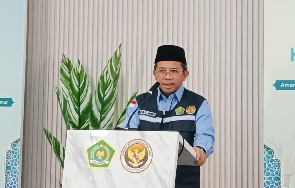 Jakarta — Direktur Pelayanan Haji Luar Negeri Kementerian Agama, Muchlis Hanafi, Mengimbau Seluruh Jemaah Haji Indonesia Untuk Menyimpan Alamat Lengkap Hotel Atau Pemondokan Tempat Mereka Menginap, Baik Di Madinah Maupun Makkah. “Langkah Ini Penting Untuk Menghindari Kebingungan Dan Memudahkan Identifikasi Jika Jemaah Terpisah Dari Rombongan,” Pesan Muchlis Hanafi Dalam Konferensi Pers Kabar Haji Indonesia Yang Digelar Di Jakarta, Minggu (4/5/2025). Muchlis Menjelaskan, Tahun Ini Pemerintah Menyiapkan 300 Hotel Untuk Pemondokan Jemaah Haji Selama Di Arab Saudi. “Sebanyak 205 Hotel Di Makkah Dan 95 Hotel Di Madinah. Jumlah Ini Cukup Untuk Melayani 203.320 Jemaah Haji Reguler,” Tutur Muchlis. Untuk Di Makkah, Seluruh Hotel Berada Dalam Radius Maksimum 4,5 Kilometer Dari Masjidil Haram. Untuk Membantu Mobilitas Jemaah Menuju Dan Dari Masjidil Haram, Pemerintah Menyediakan Layanan Bus Shalawat. Sedangkan Di Madinah, Semua Hotel Terletak Di Markaziyah, Area Paling Dekat Dengan Masjid Nabawi. *Manfaatkan Waktu Di Masjid Nabawi* Karena Lokasi Hotel Di Madinah Cukup Dekat Dari Masjid Nabawi, Jemaah Diimbau Untuk Tidak Terburu-Buru Kembali Ke Hotel Usai Menunaikan Salat. Manfaatkan Waktu Di Masjid Nabawi Untuk Memperbanyak Zikir. Hal Ini Juga Bertujuan Agar Tidak Terjadi Kepadatan Antrian Lift Hotel. “Perlu Diketahui Jemaah, Bahwa Kondisi Hotel Di Madinah, Umumnya Memiliki Lobi Yang Tidak Terlalu Besar Dan Lift Terbatas. Karenanya, Untuk Menghindari Kepadatan Saat Usai Salat Lima Waktu, Tidak Perlu Terburu-Buru Kembali Ke Hotel. Manfaatkan Waktu Untuk Berzikir Di Masjid Nabawi,” Pesannya. Di Samping Itu, Lanjut Muchlis, Suhu Di Madinah Hari Ini Diperkirakan Mencapai 34°C Dengan Kelembapan Sekitar 14%, Menciptakan Kondisi Yang Panas Dan Kering. Menghadapi Cuaca Ekstrem Ini, Jemaah Haji Diimbau Untuk Menjaga Kesehatan Dan Memanfaatkan Waktu Di Masjid Nabawi Secara Bijak. Muchlis Menambahkan, Saat Ini Petugas Penyelenggara Ibadah Haji (Ppih) Telah Tersebar Di Berbagai Titik Siap Memberikan Bantuan Kapan Pun Dibutuhkan. “Jangan Ragu Untuk Bertanya Dengan Petugas Haji Indonesia Bila Mengalami Kesulitan Di Tanah Suci. Insyaallah Seluruh Petugas Siap Untuk Melayani,” Tutur Muchlis. Lebih 15 Ribu Jemaah Telah Tiba Di Madinah Dalam Kesempatan Yang Sama, Muchlis Juga Menyampaikan Saat Ini Lebih Dari 15 Ribu Jemaah Telah Tiba Di Tanah Suci. “Berdasarkan Data Sistem Informasi Dan Komputerisasi Haji Terpadu (Siskohat), Pada Minggu, 4 Mei 2025 Pukul 08.00 Wib Atau Pukul 04.00 Was, Jumlah Jemaah Haji Yang Telah Tiba Di Arab Saudi Sebanyak 40 Kloter Atau 15.597 Jemaah,” Ujar Muchlis. Sementara Pada Hari Ini Rencananya Sebanyak 8.307 Jemaah Akan Diberangkatkan. Mereka Terbagi Dalam 21 Kloter Yang Akan Diterbangkan Dari Tanah Air Menuju Bandara Amir Muhammad Bin Abdul Aziz (Amaa) Di Madinah, Dengan Rincian Sebagai Berikut: Kloter Jkg-07 Membawa 393 Jemaah, Kloter Soc-09 Membawa 360 Jemaah, Kloter Jkg-08 Membawa 393 Jemaah, Kloter Soc-10 Membawa 360 Jemaah, Kloter Bth-03 Membawa 445 Jemaah, Kloter Soc-11 Membawa 360 Jemaah, Kloter Lop-03 Membawa 393 Jemaah, Kloter Kjt-03 Membawa 445 Jemaah, Kloter Pdg-02 Membawa 423 Jemaah, Kloter Jkg-09 Membawa 393 Jemaah, Kloter Jks-06 Membawa 442 Jemaah, Kloter Upg-05 Membawa 393 Jemaah, Kloter Soc-12 Membawa 360 Jemaah, Kloter Jkg -10 Membawa 442 Jemaah, Kloter Jks-07 Membawa 442 Jemaah, Kloter Sub-08 Membawa 380 Jemaah, Kloter Sub-09 Membawa 380 Jemaah, Kloter Plm-02 Membawa 370 Jemaah, Kloter Soc-13 Membawa 360 Jemaah, Kloter Sub-10 Membawa 380 Jemaah, Dan Kloter Upg-06 Membawa 393 Jemaah.