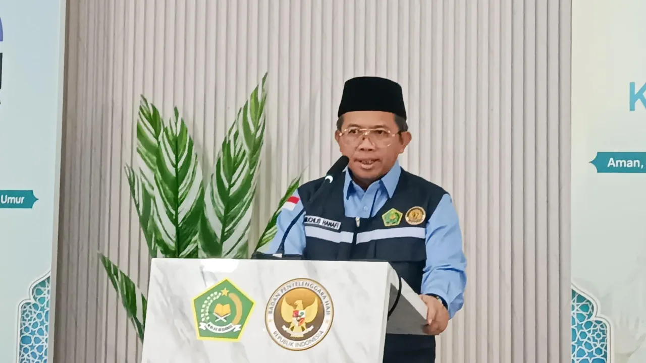 Jakarta — Direktur Pelayanan Haji Luar Negeri Kementerian Agama, Muchlis Hanafi, mengimbau seluruh jemaah haji Indonesia untuk menyimpan alamat lengkap hotel atau pemondokan tempat mereka menginap, baik di Madinah maupun Makkah. “Langkah ini penting untuk menghindari kebingungan dan memudahkan identifikasi jika jemaah terpisah dari rombongan,” pesan Muchlis Hanafi dalam Konferensi Pers Kabar Haji Indonesia yang digelar di Jakarta, Minggu (4/5/2025). Muchlis menjelaskan, tahun ini pemerintah menyiapkan 300 hotel untuk pemondokan jemaah haji selama di Arab Saudi. “Sebanyak 205 hotel di Makkah dan 95 hotel di Madinah. Jumlah ini cukup untuk melayani 203.320 jemaah haji reguler,” tutur Muchlis. Untuk di Makkah, seluruh hotel berada dalam radius maksimum 4,5 kilometer dari Masjidil Haram. Untuk membantu mobilitas jemaah menuju dan dari Masjidil Haram, pemerintah menyediakan layanan bus shalawat. Sedangkan di Madinah, semua hotel terletak di Markaziyah, area paling dekat dengan Masjid Nabawi. *Manfaatkan Waktu di Masjid Nabawi* Karena lokasi hotel di Madinah cukup dekat dari Masjid Nabawi, jemaah diimbau untuk tidak terburu-buru kembali ke hotel usai menunaikan salat. Manfaatkan waktu di masjid Nabawi untuk memperbanyak zikir. Hal ini juga bertujuan agar tidak terjadi kepadatan antrian lift hotel. “Perlu diketahui jemaah, bahwa kondisi hotel di Madinah, umumnya memiliki lobi yang tidak terlalu besar dan lift terbatas. Karenanya, untuk menghindari kepadatan saat usai salat lima waktu, tidak perlu terburu-buru kembali ke hotel. Manfaatkan waktu untuk berzikir di Masjid Nabawi,” pesannya. Di samping itu, lanjut Muchlis, suhu di Madinah hari ini diperkirakan mencapai 34°C dengan kelembapan sekitar 14%, menciptakan kondisi yang panas dan kering. Menghadapi cuaca ekstrem ini, jemaah haji diimbau untuk menjaga kesehatan dan memanfaatkan waktu di Masjid Nabawi secara bijak. Muchlis menambahkan, saat ini Petugas Penyelenggara Ibadah Haji (PPIH) telah tersebar di berbagai titik siap memberikan bantuan kapan pun dibutuhkan. “Jangan ragu untuk bertanya dengan petugas haji Indonesia bila mengalami kesulitan di Tanah Suci. InsyaAllah seluruh petugas siap untuk melayani,” tutur Muchlis. Lebih 15 ribu Jemaah Telah Tiba di Madinah Dalam kesempatan yang sama, Muchlis juga menyampaikan saat ini lebih dari 15 ribu jemaah telah tiba di tanah suci. “Berdasarkan data Sistem Informasi dan Komputerisasi Haji Terpadu (Siskohat), pada Minggu, 4 Mei 2025 pukul 08.00 WIB atau pukul 04.00 WAS, jumlah jemaah haji yang telah tiba di Arab Saudi sebanyak 40 kloter atau 15.597 jemaah,” ujar Muchlis. Sementara pada hari ini rencananya sebanyak 8.307 jemaah akan diberangkatkan. Mereka terbagi dalam 21 kloter yang akan diterbangkan dari tanah air menuju Bandara Amir Muhammad bin Abdul Aziz (AMAA) di Madinah, dengan rincian sebagai berikut: Kloter JKG-07 membawa 393 jemaah, Kloter SOC-09 membawa 360 jemaah, Kloter JKG-08 membawa 393 jemaah, Kloter SOC-10 membawa 360 jemaah, Kloter BTH-03 membawa 445 jemaah, Kloter SOC-11 membawa 360 jemaah, Kloter LOP-03 membawa 393 jemaah, Kloter KJT-03 membawa 445 jemaah, Kloter PDG-02 membawa 423 jemaah, Kloter JKG-09 membawa 393 jemaah, Kloter JKS-06 membawa 442 jemaah, Kloter UPG-05 membawa 393 jemaah, Kloter SOC-12 membawa 360 jemaah, Kloter JKG -10 membawa 442 jemaah, Kloter JKS-07 membawa 442 jemaah, Kloter SUB-08 membawa 380 jemaah, Kloter SUB-09 membawa 380 jemaah, Kloter PLM-02 membawa 370 jemaah, Kloter SOC-13 membawa 360 jemaah, Kloter SUB-10 membawa 380 jemaah, dan Kloter UPG-06 membawa 393 jemaah.