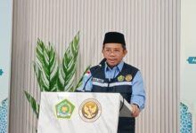 Jakarta — Direktur Pelayanan Haji Luar Negeri Kementerian Agama, Muchlis Hanafi, Mengimbau Seluruh Jemaah Haji Indonesia Untuk Menyimpan Alamat Lengkap Hotel Atau Pemondokan Tempat Mereka Menginap, Baik Di Madinah Maupun Makkah. “Langkah Ini Penting Untuk Menghindari Kebingungan Dan Memudahkan Identifikasi Jika Jemaah Terpisah Dari Rombongan,” Pesan Muchlis Hanafi Dalam Konferensi Pers Kabar Haji Indonesia Yang Digelar Di Jakarta, Minggu (4/5/2025). Muchlis Menjelaskan, Tahun Ini Pemerintah Menyiapkan 300 Hotel Untuk Pemondokan Jemaah Haji Selama Di Arab Saudi. “Sebanyak 205 Hotel Di Makkah Dan 95 Hotel Di Madinah. Jumlah Ini Cukup Untuk Melayani 203.320 Jemaah Haji Reguler,” Tutur Muchlis. Untuk Di Makkah, Seluruh Hotel Berada Dalam Radius Maksimum 4,5 Kilometer Dari Masjidil Haram. Untuk Membantu Mobilitas Jemaah Menuju Dan Dari Masjidil Haram, Pemerintah Menyediakan Layanan Bus Shalawat. Sedangkan Di Madinah, Semua Hotel Terletak Di Markaziyah, Area Paling Dekat Dengan Masjid Nabawi. *Manfaatkan Waktu Di Masjid Nabawi* Karena Lokasi Hotel Di Madinah Cukup Dekat Dari Masjid Nabawi, Jemaah Diimbau Untuk Tidak Terburu-Buru Kembali Ke Hotel Usai Menunaikan Salat. Manfaatkan Waktu Di Masjid Nabawi Untuk Memperbanyak Zikir. Hal Ini Juga Bertujuan Agar Tidak Terjadi Kepadatan Antrian Lift Hotel. “Perlu Diketahui Jemaah, Bahwa Kondisi Hotel Di Madinah, Umumnya Memiliki Lobi Yang Tidak Terlalu Besar Dan Lift Terbatas. Karenanya, Untuk Menghindari Kepadatan Saat Usai Salat Lima Waktu, Tidak Perlu Terburu-Buru Kembali Ke Hotel. Manfaatkan Waktu Untuk Berzikir Di Masjid Nabawi,” Pesannya. Di Samping Itu, Lanjut Muchlis, Suhu Di Madinah Hari Ini Diperkirakan Mencapai 34°C Dengan Kelembapan Sekitar 14%, Menciptakan Kondisi Yang Panas Dan Kering. Menghadapi Cuaca Ekstrem Ini, Jemaah Haji Diimbau Untuk Menjaga Kesehatan Dan Memanfaatkan Waktu Di Masjid Nabawi Secara Bijak. Muchlis Menambahkan, Saat Ini Petugas Penyelenggara Ibadah Haji (Ppih) Telah Tersebar Di Berbagai Titik Siap Memberikan Bantuan Kapan Pun Dibutuhkan. “Jangan Ragu Untuk Bertanya Dengan Petugas Haji Indonesia Bila Mengalami Kesulitan Di Tanah Suci. Insyaallah Seluruh Petugas Siap Untuk Melayani,” Tutur Muchlis. Lebih 15 Ribu Jemaah Telah Tiba Di Madinah Dalam Kesempatan Yang Sama, Muchlis Juga Menyampaikan Saat Ini Lebih Dari 15 Ribu Jemaah Telah Tiba Di Tanah Suci. “Berdasarkan Data Sistem Informasi Dan Komputerisasi Haji Terpadu (Siskohat), Pada Minggu, 4 Mei 2025 Pukul 08.00 Wib Atau Pukul 04.00 Was, Jumlah Jemaah Haji Yang Telah Tiba Di Arab Saudi Sebanyak 40 Kloter Atau 15.597 Jemaah,” Ujar Muchlis. Sementara Pada Hari Ini Rencananya Sebanyak 8.307 Jemaah Akan Diberangkatkan. Mereka Terbagi Dalam 21 Kloter Yang Akan Diterbangkan Dari Tanah Air Menuju Bandara Amir Muhammad Bin Abdul Aziz (Amaa) Di Madinah, Dengan Rincian Sebagai Berikut: Kloter Jkg-07 Membawa 393 Jemaah, Kloter Soc-09 Membawa 360 Jemaah, Kloter Jkg-08 Membawa 393 Jemaah, Kloter Soc-10 Membawa 360 Jemaah, Kloter Bth-03 Membawa 445 Jemaah, Kloter Soc-11 Membawa 360 Jemaah, Kloter Lop-03 Membawa 393 Jemaah, Kloter Kjt-03 Membawa 445 Jemaah, Kloter Pdg-02 Membawa 423 Jemaah, Kloter Jkg-09 Membawa 393 Jemaah, Kloter Jks-06 Membawa 442 Jemaah, Kloter Upg-05 Membawa 393 Jemaah, Kloter Soc-12 Membawa 360 Jemaah, Kloter Jkg -10 Membawa 442 Jemaah, Kloter Jks-07 Membawa 442 Jemaah, Kloter Sub-08 Membawa 380 Jemaah, Kloter Sub-09 Membawa 380 Jemaah, Kloter Plm-02 Membawa 370 Jemaah, Kloter Soc-13 Membawa 360 Jemaah, Kloter Sub-10 Membawa 380 Jemaah, Dan Kloter Upg-06 Membawa 393 Jemaah.
