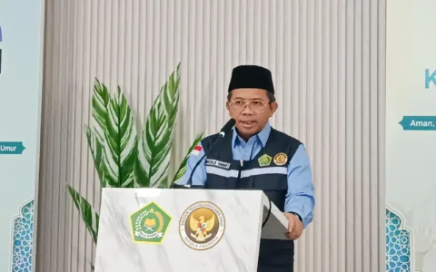 Jakarta — Direktur Pelayanan Haji Luar Negeri Kementerian Agama, Muchlis Hanafi, mengimbau seluruh jemaah haji Indonesia untuk menyimpan alamat lengkap hotel atau pemondokan tempat mereka menginap, baik di Madinah maupun Makkah. “Langkah ini penting untuk menghindari kebingungan dan memudahkan identifikasi jika jemaah terpisah dari rombongan,” pesan Muchlis Hanafi dalam Konferensi Pers Kabar Haji Indonesia yang digelar di Jakarta, Minggu (4/5/2025). Muchlis menjelaskan, tahun ini pemerintah menyiapkan 300 hotel untuk pemondokan jemaah haji selama di Arab Saudi. “Sebanyak 205 hotel di Makkah dan 95 hotel di Madinah. Jumlah ini cukup untuk melayani 203.320 jemaah haji reguler,” tutur Muchlis. Untuk di Makkah, seluruh hotel berada dalam radius maksimum 4,5 kilometer dari Masjidil Haram. Untuk membantu mobilitas jemaah menuju dan dari Masjidil Haram, pemerintah menyediakan layanan bus shalawat. Sedangkan di Madinah, semua hotel terletak di Markaziyah, area paling dekat dengan Masjid Nabawi. *Manfaatkan Waktu di Masjid Nabawi* Karena lokasi hotel di Madinah cukup dekat dari Masjid Nabawi, jemaah diimbau untuk tidak terburu-buru kembali ke hotel usai menunaikan salat. Manfaatkan waktu di masjid Nabawi untuk memperbanyak zikir. Hal ini juga bertujuan agar tidak terjadi kepadatan antrian lift hotel. “Perlu diketahui jemaah, bahwa kondisi hotel di Madinah, umumnya memiliki lobi yang tidak terlalu besar dan lift terbatas. Karenanya, untuk menghindari kepadatan saat usai salat lima waktu, tidak perlu terburu-buru kembali ke hotel. Manfaatkan waktu untuk berzikir di Masjid Nabawi,” pesannya. Di samping itu, lanjut Muchlis, suhu di Madinah hari ini diperkirakan mencapai 34°C dengan kelembapan sekitar 14%, menciptakan kondisi yang panas dan kering. Menghadapi cuaca ekstrem ini, jemaah haji diimbau untuk menjaga kesehatan dan memanfaatkan waktu di Masjid Nabawi secara bijak. Muchlis menambahkan, saat ini Petugas Penyelenggara Ibadah Haji (PPIH) telah tersebar di berbagai titik siap memberikan bantuan kapan pun dibutuhkan. “Jangan ragu untuk bertanya dengan petugas haji Indonesia bila mengalami kesulitan di Tanah Suci. InsyaAllah seluruh petugas siap untuk melayani,” tutur Muchlis. Lebih 15 ribu Jemaah Telah Tiba di Madinah Dalam kesempatan yang sama, Muchlis juga menyampaikan saat ini lebih dari 15 ribu jemaah telah tiba di tanah suci. “Berdasarkan data Sistem Informasi dan Komputerisasi Haji Terpadu (Siskohat), pada Minggu, 4 Mei 2025 pukul 08.00 WIB atau pukul 04.00 WAS, jumlah jemaah haji yang telah tiba di Arab Saudi sebanyak 40 kloter atau 15.597 jemaah,” ujar Muchlis. Sementara pada hari ini rencananya sebanyak 8.307 jemaah akan diberangkatkan. Mereka terbagi dalam 21 kloter yang akan diterbangkan dari tanah air menuju Bandara Amir Muhammad bin Abdul Aziz (AMAA) di Madinah, dengan rincian sebagai berikut: Kloter JKG-07 membawa 393 jemaah, Kloter SOC-09 membawa 360 jemaah, Kloter JKG-08 membawa 393 jemaah, Kloter SOC-10 membawa 360 jemaah, Kloter BTH-03 membawa 445 jemaah, Kloter SOC-11 membawa 360 jemaah, Kloter LOP-03 membawa 393 jemaah, Kloter KJT-03 membawa 445 jemaah, Kloter PDG-02 membawa 423 jemaah, Kloter JKG-09 membawa 393 jemaah, Kloter JKS-06 membawa 442 jemaah, Kloter UPG-05 membawa 393 jemaah, Kloter SOC-12 membawa 360 jemaah, Kloter JKG -10 membawa 442 jemaah, Kloter JKS-07 membawa 442 jemaah, Kloter SUB-08 membawa 380 jemaah, Kloter SUB-09 membawa 380 jemaah, Kloter PLM-02 membawa 370 jemaah, Kloter SOC-13 membawa 360 jemaah, Kloter SUB-10 membawa 380 jemaah, dan Kloter UPG-06 membawa 393 jemaah.
