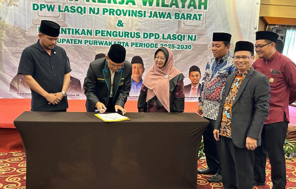 Purwakarta – Dewan Pengurus Wilayah (Dpw) Lembaga Seni Dan Qasidah Indonesia (Lasqi) Nusantara Jaya Jawa Barat Menargetkan Pembentukan Desa Budaya Di Setiap Kabupaten Di Jawa Barat. Hal Ini Ditegaskan Oleh Ketua Umum Dpw Lasqi Nj Jawa Barat Dr. Kh. Maman Imanulhaq, Dalam Rapat Kerja Wilayah (Rakerwil) Dpw Lasqi Nj Jawa Barat Yang Digelar Di Prime Plaza Hotel Purwakarta, Minggu (4/5). Menurut Kiai Maman Yang Juga Anggota Komisi Viii Dpr Ri Itu, Kehadiran Desa Budaya Akan Menjadi Simpul Peradaban Islam Berbasis Seni Dan Tradisi Yang Membumi, Sekaligus Memperkuat Ketahanan Budaya Lokal. “Lasqi Bukan Sekadar Melantunkan Qasidah, Tetapi Menghidupkan Ruh Kebudayaan Islam Dalam Kehidupan Masyarakat. Melalui Program Desa Budaya, Kita Ingin Menjadikan Seni Islami Sebagai Bagian Dari Solusi Sosial, Pendidikan, Dan Bahkan Pemberdayaan Ekonomi Umat,” Ujar Kiai Maman Dalam Sambutannya, Minggu (4/5). Dalam Kesempatan Tersebut, Dilaksanakan Juga Pelantikan Pengurus Dpd Lasqi Nj Purwakarta Yang Kini Dipimpin Oleh Dr. Hj. Ifa Fauziah Rohmah, M.pd. Teh Ifa, Begitu Biasa Ia Disapa, Menegaskan Komitmennya Untuk Memasyarakatkan Seni Qasidah, Terutama Di Kalangan Generasi Muda. “Kami Akan Membumikan Qasidah Di Setiap Pelosok Purwakarta. Kepengurusan Kami Akan Menjadi Inkubator Bagi Lahirnya Seniman-Seniman Islam Yang Tak Hanya Berbakat, Tetapi Juga Berjiwa Dakwah,” Tegas Teh Ifa. Acara Ini Juga Dihadiri Oleh Sejumlah Tokoh Penting, Antara Lain Wakil Bupati Purwakarta Abang Ijo Hapidin Yang Mengapresiasi Langkah Dpw Lasqi Jabar Dalam Membina Kesenian Bernuansa Religi Di Daerah. “Lasqi Adalah Mitra Strategis Pemerintah Daerah Dalam Menghidupkan Seni Yang Mendidik Dan Mencerdaskan. Kami Siap Bersinergi,” Ucap Wakil Bupati Dalam Sambutannya. Hadir Pula Ulama Kharismatik Kh. Abun Bunyamin, Pengasuh Ponpes Al-Muhajirin Purwakarta, Serta Ketua Mui Kabupaten Purwakarta Kh. John Dien Yang Mendukung Penuh Program Lasqi Sebagai Bagian Dari Dakwah Kultural. Turut Hadir Juga Hj. Eni Sumarni, Tokoh Perempuan Jawa Barat Serta Anggota Komite Investasi Dan Penempatan Bpkh Yogashwara Vidyan, Yang Menilai Program Desa Budaya Dapat Mendorong Investasi Berbasis Nilai-Nilai Spiritual Dan Kebudayaan. Rakerwil Ini Ditutup Dengan Penandatanganan Komitmen Bersama Untuk Mendorong Sinergi Lasqi Dengan Berbagai Pihak, Termasuk Pondok Pesantren, Pemerintah Daerah, Dan Komunitas Seni.