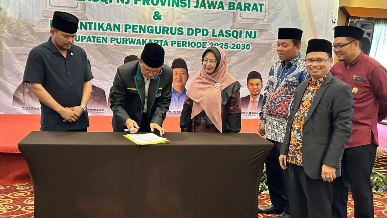 PURWAKARTA – Dewan Pengurus Wilayah (DPW) Lembaga Seni dan Qasidah Indonesia (Lasqi) Nusantara Jaya Jawa Barat menargetkan pembentukan Desa Budaya di setiap kabupaten di Jawa Barat. Hal ini ditegaskan oleh Ketua Umum DPW Lasqi NJ Jawa Barat Dr. KH. Maman Imanulhaq, dalam Rapat Kerja Wilayah (Rakerwil) DPW Lasqi NJ Jawa Barat yang digelar di Prime Plaza Hotel Purwakarta, Minggu (4/5). Menurut Kiai Maman yang juga Anggota Komisi VIII DPR RI itu, kehadiran Desa Budaya akan menjadi simpul peradaban Islam berbasis seni dan tradisi yang membumi, sekaligus memperkuat ketahanan budaya lokal. “Lasqi bukan sekadar melantunkan qasidah, tetapi menghidupkan ruh kebudayaan Islam dalam kehidupan masyarakat. Melalui program Desa Budaya, kita ingin menjadikan seni Islami sebagai bagian dari solusi sosial, pendidikan, dan bahkan pemberdayaan ekonomi umat,” ujar Kiai Maman dalam sambutannya, Minggu (4/5). Dalam kesempatan tersebut, dilaksanakan juga pelantikan Pengurus DPD Lasqi NJ Purwakarta yang kini dipimpin oleh Dr. Hj. Ifa Fauziah Rohmah, M.Pd. Teh Ifa, begitu biasa ia disapa, menegaskan komitmennya untuk memasyarakatkan seni qasidah, terutama di kalangan generasi muda. “Kami akan membumikan qasidah di setiap pelosok Purwakarta. Kepengurusan kami akan menjadi inkubator bagi lahirnya seniman-seniman Islam yang tak hanya berbakat, tetapi juga berjiwa dakwah,” tegas Teh Ifa. Acara ini juga dihadiri oleh sejumlah tokoh penting, antara lain Wakil Bupati Purwakarta Abang Ijo Hapidin yang mengapresiasi langkah DPW Lasqi Jabar dalam membina kesenian bernuansa religi di daerah. “Lasqi adalah mitra strategis pemerintah daerah dalam menghidupkan seni yang mendidik dan mencerdaskan. Kami siap bersinergi,” ucap Wakil Bupati dalam sambutannya. Hadir pula ulama kharismatik KH. Abun Bunyamin, Pengasuh Ponpes Al-Muhajirin Purwakarta, serta Ketua MUI Kabupaten Purwakarta KH. John Dien yang mendukung penuh program Lasqi sebagai bagian dari dakwah kultural. Turut hadir juga Hj. Eni Sumarni, tokoh perempuan Jawa Barat serta Anggota Komite Investasi dan Penempatan BPKH Yogashwara Vidyan, yang menilai program Desa Budaya dapat mendorong investasi berbasis nilai-nilai spiritual dan kebudayaan. Rakerwil ini ditutup dengan penandatanganan komitmen bersama untuk mendorong sinergi Lasqi dengan berbagai pihak, termasuk pondok pesantren, pemerintah daerah, dan komunitas seni.