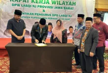 PURWAKARTA – Dewan Pengurus Wilayah (DPW) Lembaga Seni dan Qasidah Indonesia (Lasqi) Nusantara Jaya Jawa Barat menargetkan pembentukan Desa Budaya di setiap kabupaten di Jawa Barat. Hal ini ditegaskan oleh Ketua Umum DPW Lasqi NJ Jawa Barat Dr. KH. Maman Imanulhaq, dalam Rapat Kerja Wilayah (Rakerwil) DPW Lasqi NJ Jawa Barat yang digelar di Prime Plaza Hotel Purwakarta, Minggu (4/5). Menurut Kiai Maman yang juga Anggota Komisi VIII DPR RI itu, kehadiran Desa Budaya akan menjadi simpul peradaban Islam berbasis seni dan tradisi yang membumi, sekaligus memperkuat ketahanan budaya lokal. “Lasqi bukan sekadar melantunkan qasidah, tetapi menghidupkan ruh kebudayaan Islam dalam kehidupan masyarakat. Melalui program Desa Budaya, kita ingin menjadikan seni Islami sebagai bagian dari solusi sosial, pendidikan, dan bahkan pemberdayaan ekonomi umat,” ujar Kiai Maman dalam sambutannya, Minggu (4/5). Dalam kesempatan tersebut, dilaksanakan juga pelantikan Pengurus DPD Lasqi NJ Purwakarta yang kini dipimpin oleh Dr. Hj. Ifa Fauziah Rohmah, M.Pd. Teh Ifa, begitu biasa ia disapa, menegaskan komitmennya untuk memasyarakatkan seni qasidah, terutama di kalangan generasi muda. “Kami akan membumikan qasidah di setiap pelosok Purwakarta. Kepengurusan kami akan menjadi inkubator bagi lahirnya seniman-seniman Islam yang tak hanya berbakat, tetapi juga berjiwa dakwah,” tegas Teh Ifa. Acara ini juga dihadiri oleh sejumlah tokoh penting, antara lain Wakil Bupati Purwakarta Abang Ijo Hapidin yang mengapresiasi langkah DPW Lasqi Jabar dalam membina kesenian bernuansa religi di daerah. “Lasqi adalah mitra strategis pemerintah daerah dalam menghidupkan seni yang mendidik dan mencerdaskan. Kami siap bersinergi,” ucap Wakil Bupati dalam sambutannya. Hadir pula ulama kharismatik KH. Abun Bunyamin, Pengasuh Ponpes Al-Muhajirin Purwakarta, serta Ketua MUI Kabupaten Purwakarta KH. John Dien yang mendukung penuh program Lasqi sebagai bagian dari dakwah kultural. Turut hadir juga Hj. Eni Sumarni, tokoh perempuan Jawa Barat serta Anggota Komite Investasi dan Penempatan BPKH Yogashwara Vidyan, yang menilai program Desa Budaya dapat mendorong investasi berbasis nilai-nilai spiritual dan kebudayaan. Rakerwil ini ditutup dengan penandatanganan komitmen bersama untuk mendorong sinergi Lasqi dengan berbagai pihak, termasuk pondok pesantren, pemerintah daerah, dan komunitas seni.