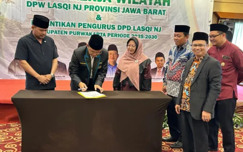 PURWAKARTA – Dewan Pengurus Wilayah (DPW) Lembaga Seni dan Qasidah Indonesia (Lasqi) Nusantara Jaya Jawa Barat menargetkan pembentukan Desa Budaya di setiap kabupaten di Jawa Barat. Hal ini ditegaskan oleh Ketua Umum DPW Lasqi NJ Jawa Barat Dr. KH. Maman Imanulhaq, dalam Rapat Kerja Wilayah (Rakerwil) DPW Lasqi NJ Jawa Barat yang digelar di Prime Plaza Hotel Purwakarta, Minggu (4/5). Menurut Kiai Maman yang juga Anggota Komisi VIII DPR RI itu, kehadiran Desa Budaya akan menjadi simpul peradaban Islam berbasis seni dan tradisi yang membumi, sekaligus memperkuat ketahanan budaya lokal. “Lasqi bukan sekadar melantunkan qasidah, tetapi menghidupkan ruh kebudayaan Islam dalam kehidupan masyarakat. Melalui program Desa Budaya, kita ingin menjadikan seni Islami sebagai bagian dari solusi sosial, pendidikan, dan bahkan pemberdayaan ekonomi umat,” ujar Kiai Maman dalam sambutannya, Minggu (4/5). Dalam kesempatan tersebut, dilaksanakan juga pelantikan Pengurus DPD Lasqi NJ Purwakarta yang kini dipimpin oleh Dr. Hj. Ifa Fauziah Rohmah, M.Pd. Teh Ifa, begitu biasa ia disapa, menegaskan komitmennya untuk memasyarakatkan seni qasidah, terutama di kalangan generasi muda. “Kami akan membumikan qasidah di setiap pelosok Purwakarta. Kepengurusan kami akan menjadi inkubator bagi lahirnya seniman-seniman Islam yang tak hanya berbakat, tetapi juga berjiwa dakwah,” tegas Teh Ifa. Acara ini juga dihadiri oleh sejumlah tokoh penting, antara lain Wakil Bupati Purwakarta Abang Ijo Hapidin yang mengapresiasi langkah DPW Lasqi Jabar dalam membina kesenian bernuansa religi di daerah. “Lasqi adalah mitra strategis pemerintah daerah dalam menghidupkan seni yang mendidik dan mencerdaskan. Kami siap bersinergi,” ucap Wakil Bupati dalam sambutannya. Hadir pula ulama kharismatik KH. Abun Bunyamin, Pengasuh Ponpes Al-Muhajirin Purwakarta, serta Ketua MUI Kabupaten Purwakarta KH. John Dien yang mendukung penuh program Lasqi sebagai bagian dari dakwah kultural. Turut hadir juga Hj. Eni Sumarni, tokoh perempuan Jawa Barat serta Anggota Komite Investasi dan Penempatan BPKH Yogashwara Vidyan, yang menilai program Desa Budaya dapat mendorong investasi berbasis nilai-nilai spiritual dan kebudayaan. Rakerwil ini ditutup dengan penandatanganan komitmen bersama untuk mendorong sinergi Lasqi dengan berbagai pihak, termasuk pondok pesantren, pemerintah daerah, dan komunitas seni.