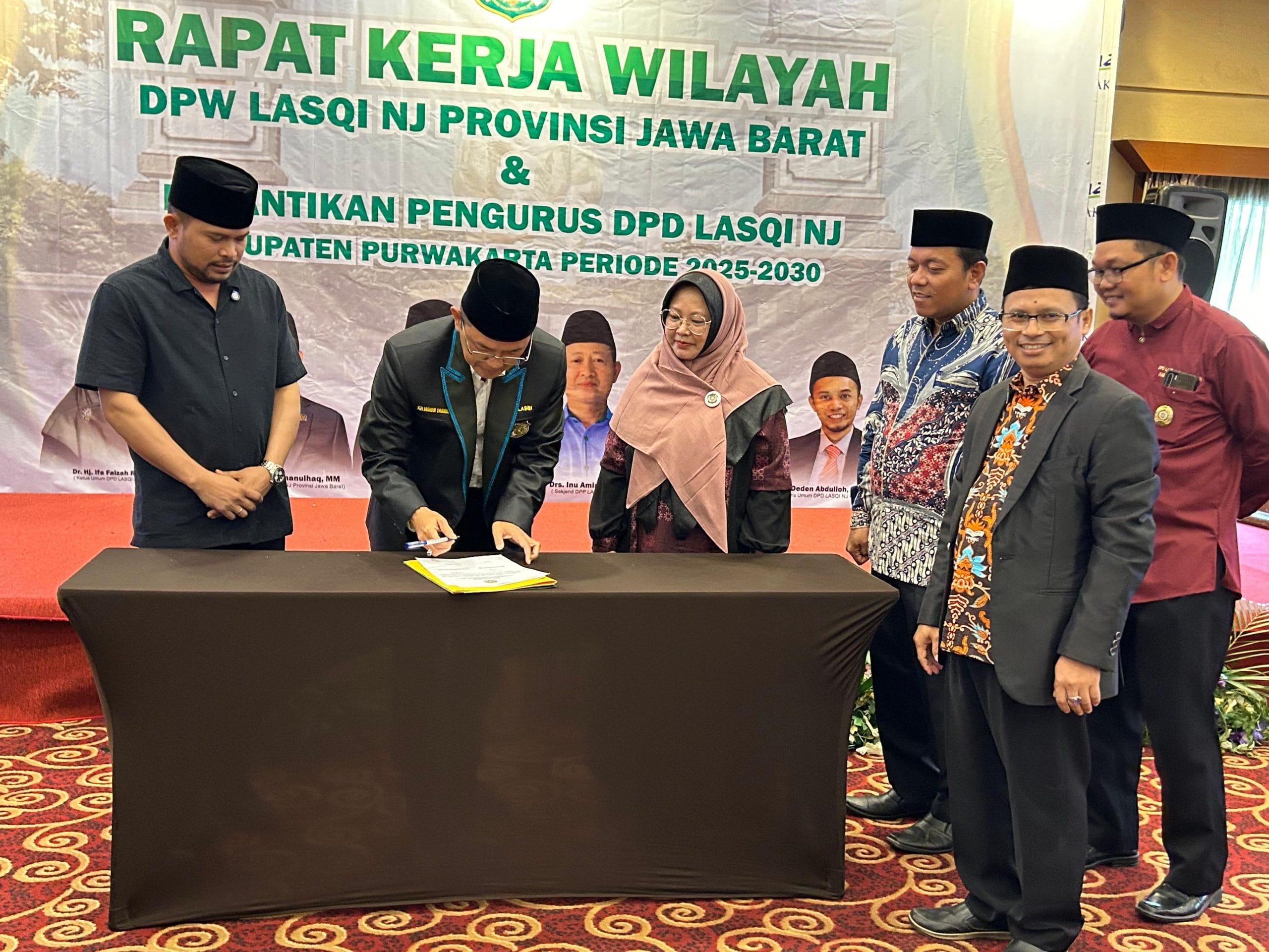 Purwakarta – Dewan Pengurus Wilayah (Dpw) Lembaga Seni Dan Qasidah Indonesia (Lasqi) Nusantara Jaya Jawa Barat Menargetkan Pembentukan Desa Budaya Di Setiap Kabupaten Di Jawa Barat. Hal Ini Ditegaskan Oleh Ketua Umum Dpw Lasqi Nj Jawa Barat Dr. Kh. Maman Imanulhaq, Dalam Rapat Kerja Wilayah (Rakerwil) Dpw Lasqi Nj Jawa Barat Yang Digelar Di Prime Plaza Hotel Purwakarta, Minggu (4/5). Menurut Kiai Maman Yang Juga Anggota Komisi Viii Dpr Ri Itu, Kehadiran Desa Budaya Akan Menjadi Simpul Peradaban Islam Berbasis Seni Dan Tradisi Yang Membumi, Sekaligus Memperkuat Ketahanan Budaya Lokal. “Lasqi Bukan Sekadar Melantunkan Qasidah, Tetapi Menghidupkan Ruh Kebudayaan Islam Dalam Kehidupan Masyarakat. Melalui Program Desa Budaya, Kita Ingin Menjadikan Seni Islami Sebagai Bagian Dari Solusi Sosial, Pendidikan, Dan Bahkan Pemberdayaan Ekonomi Umat,” Ujar Kiai Maman Dalam Sambutannya, Minggu (4/5). Dalam Kesempatan Tersebut, Dilaksanakan Juga Pelantikan Pengurus Dpd Lasqi Nj Purwakarta Yang Kini Dipimpin Oleh Dr. Hj. Ifa Fauziah Rohmah, M.pd. Teh Ifa, Begitu Biasa Ia Disapa, Menegaskan Komitmennya Untuk Memasyarakatkan Seni Qasidah, Terutama Di Kalangan Generasi Muda. “Kami Akan Membumikan Qasidah Di Setiap Pelosok Purwakarta. Kepengurusan Kami Akan Menjadi Inkubator Bagi Lahirnya Seniman-Seniman Islam Yang Tak Hanya Berbakat, Tetapi Juga Berjiwa Dakwah,” Tegas Teh Ifa. Acara Ini Juga Dihadiri Oleh Sejumlah Tokoh Penting, Antara Lain Wakil Bupati Purwakarta Abang Ijo Hapidin Yang Mengapresiasi Langkah Dpw Lasqi Jabar Dalam Membina Kesenian Bernuansa Religi Di Daerah. “Lasqi Adalah Mitra Strategis Pemerintah Daerah Dalam Menghidupkan Seni Yang Mendidik Dan Mencerdaskan. Kami Siap Bersinergi,” Ucap Wakil Bupati Dalam Sambutannya. Hadir Pula Ulama Kharismatik Kh. Abun Bunyamin, Pengasuh Ponpes Al-Muhajirin Purwakarta, Serta Ketua Mui Kabupaten Purwakarta Kh. John Dien Yang Mendukung Penuh Program Lasqi Sebagai Bagian Dari Dakwah Kultural. Turut Hadir Juga Hj. Eni Sumarni, Tokoh Perempuan Jawa Barat Serta Anggota Komite Investasi Dan Penempatan Bpkh Yogashwara Vidyan, Yang Menilai Program Desa Budaya Dapat Mendorong Investasi Berbasis Nilai-Nilai Spiritual Dan Kebudayaan. Rakerwil Ini Ditutup Dengan Penandatanganan Komitmen Bersama Untuk Mendorong Sinergi Lasqi Dengan Berbagai Pihak, Termasuk Pondok Pesantren, Pemerintah Daerah, Dan Komunitas Seni.