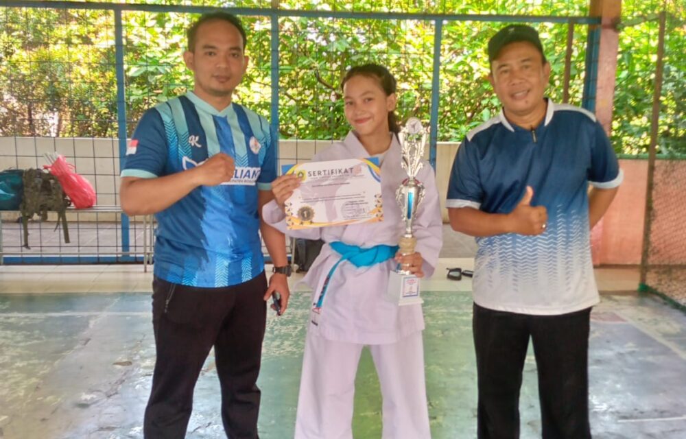 Smp Negeri 1 Kemang Raih Juara Satu Karate Tingkat Kecamatan Harumkan Sekolah, Nurul Rahayu Sabet Juara 1 Karate Tingkat Kecamatan Kemang Bogor - Siswi Dari Smp Negeri 1 Kemang Berhasil Menyabet Juara Pertama Dalam Ajang Olimpiade Olahraga Siswa Nasional (O2Sn) Karate Tingkat Kecamatan. Prestasi Tersebut Diraih Oleh Nurul Rahayu Priatna, Selasa (6/5/2025) Kepala Smp Negeri 1 Kemang Dr Dini Murniati Spd,Mpd Mengucapkan Selamat Atas Prestasi Yang Diraih Oleh Siswi Nurul Rahayu Priatna Karena Telah Mengharumkan Nama Sekolah Di Tingkat Kecamatan. Kata (Sebut Nama Kepala Sekolah), Dia Sangat Berharap Prestasi Ini Bisa Diteruskan Ke Tingkat Yang Lebih Tinggi Yaitu Kabupaten. &Quot;Harapanya Bisa Terus Juara Di Tingkat Kabupaten, Provinsi Dan Nasional. Sehingga Prestasi Yang Diraih Bisa Menjadi Motivasi Siswa Lain Yang Ada Di Smp Negeri 1 Kemang,&Quot; Kata Kepala Sekolah Smp Negeri 1 Kemang. “Alhamdulillah Anak Kami Nurul Dari Kelas 7,5 Sudah Mengukir Prestasi Dalam Ajang Karate Dengan Meraih Juara 1 Karate Kategori Kata Perorangan Putri Pada O2Sn Tingkat Kecamatan Kemang, Ini Sangat Membanggakan, Sehingga Smp Negeri 1 Kemang Dikenal Lebih Luas. Dan Kami Dari Pihak Smp Negeri 1 Kemang Memberikan Apresiasi Untuk Nurul Agar Lebih Semangat Untuk Mengukir Prestasi,” Tambah Kepala Sekolah. Dalam Kesempatan Yang Sama, Wali Kelas 7,5 Smp Negeri 1 Kemang Afif Berpesan Agar Nurul Rahayu Terus Berlatih Agar Keberhasilan Ini Berlanjut Ke Jenjang Yang Lebih Tinggi Sampai Ke Tingkat Provinsi. Karena Kata Afif, Mempertahankan Lebih Sulit Dari Pada Mendapatkan. &Quot;Kami Mewakili Seluruh Pendidik Dan Tenaga Kependidikan Smp Negeri 1 Kemang Berharap Di Tingkat Kabupaten, Provinsi Bahkan Nasional, Nurul Bisa Terus Menjadi Juara,&Quot; Ucap Afif Dengan Penuh Harapan. Afif Menyebut Bahwa Siswa Kelas 7,5 Merasa Bangga Atas Pencapaian Nurul Karena Bukan Hanya Mengharumkan Nama Kelas 7,5. Tapi Kaga Afif Mengharumkan Nama Smp Negeri 1 Kemang Di Tingkat Kecamatan. “Saya Berharap Ananda Nurul Bisa Melaju Ke Tingkat Provinsi, Nasional Dan Juara. Karena Bukan Hanya Mengharumkan Smpn1 Kemang Saja Tetapi Juga Mengharumkan Nama Kabupaten Bogor,” Ujar Afif.(Dyt)