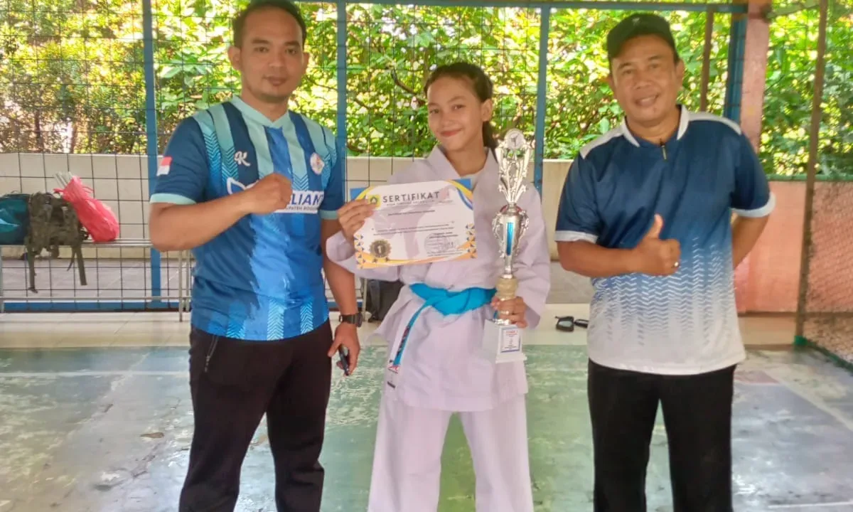 SMP Negeri 1 Kemang Raih Juara Satu Karate Tingkat Kecamatan Harumkan Sekolah, Nurul Rahayu Sabet Juara 1 Karate Tingkat Kecamatan Kemang Bogor - Siswi dari SMP Negeri 1 Kemang berhasil menyabet juara pertama dalam ajang Olimpiade Olahraga Siswa Nasional (O2SN) karate tingkat Kecamatan. Prestasi tersebut diraih oleh Nurul Rahayu Priatna, Selasa (6/5/2025) Kepala SMP Negeri 1 Kemang Dr dini Murniati Spd,Mpd mengucapkan selamat atas prestasi yang diraih oleh siswi Nurul Rahayu Priatna karena telah mengharumkan nama sekolah di tingkat Kecamatan. Kata (sebut nama kepala sekolah), dia sangat berharap prestasi ini bisa diteruskan ke tingkat yang lebih tinggi yaitu Kabupaten. "Harapanya bisa terus juara di tingkat Kabupaten, Provinsi dan Nasional. Sehingga prestasi yang diraih bisa menjadi motivasi siswa lain yang ada di SMP Negeri 1 Kemang," kata Kepala Sekolah SMP Negeri 1 Kemang. “Alhamdulillah anak kami Nurul dari kelas 7,5 sudah mengukir prestasi dalam ajang karate dengan meraih Juara 1 karate kategori Kata perorangan putri pada O2SN tingkat kecamatan kemang, ini sangat membanggakan, sehingga SMP Negeri 1 Kemang dikenal lebih luas. Dan kami dari pihak SMP Negeri 1 Kemang memberikan apresiasi untuk Nurul agar lebih semangat untuk mengukir prestasi,” tambah Kepala Sekolah. Dalam kesempatan yang sama, Wali Kelas 7,5 SMP Negeri 1 Kemang Afif berpesan agar Nurul Rahayu terus berlatih agar keberhasilan ini berlanjut ke jenjang yang lebih tinggi sampai ke tingkat provinsi. Karena kata Afif, mempertahankan lebih sulit dari pada mendapatkan. "Kami mewakili seluruh pendidik dan tenaga kependidikan SMP Negeri 1 Kemang berharap di tingkat Kabupaten, Provinsi bahkan Nasional, Nurul bisa terus menjadi juara," ucap Afif dengan penuh harapan. Afif menyebut bahwa siswa kelas 7,5 merasa bangga atas pencapaian Nurul karena bukan hanya mengharumkan nama kelas 7,5. Tapi kaga Afif mengharumkan nama SMP Negeri 1 Kemang di tingkat kecamatan. “Saya berharap ananda Nurul bisa melaju ke tingkat Provinsi, Nasional dan juara. Karena bukan hanya mengharumkan smpn1 Kemang saja tetapi juga mengharumkan nama Kabupaten Bogor,” ujar Afif.(Dyt)