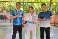 Smp Negeri 1 Kemang Raih Juara Satu Karate Tingkat Kecamatan Harumkan Sekolah, Nurul Rahayu Sabet Juara 1 Karate Tingkat Kecamatan Kemang Bogor - Siswi Dari Smp Negeri 1 Kemang Berhasil Menyabet Juara Pertama Dalam Ajang Olimpiade Olahraga Siswa Nasional (O2Sn) Karate Tingkat Kecamatan. Prestasi Tersebut Diraih Oleh Nurul Rahayu Priatna, Selasa (6/5/2025) Kepala Smp Negeri 1 Kemang Dr Dini Murniati Spd,Mpd Mengucapkan Selamat Atas Prestasi Yang Diraih Oleh Siswi Nurul Rahayu Priatna Karena Telah Mengharumkan Nama Sekolah Di Tingkat Kecamatan. Kata (Sebut Nama Kepala Sekolah), Dia Sangat Berharap Prestasi Ini Bisa Diteruskan Ke Tingkat Yang Lebih Tinggi Yaitu Kabupaten. &Quot;Harapanya Bisa Terus Juara Di Tingkat Kabupaten, Provinsi Dan Nasional. Sehingga Prestasi Yang Diraih Bisa Menjadi Motivasi Siswa Lain Yang Ada Di Smp Negeri 1 Kemang,&Quot; Kata Kepala Sekolah Smp Negeri 1 Kemang. “Alhamdulillah Anak Kami Nurul Dari Kelas 7,5 Sudah Mengukir Prestasi Dalam Ajang Karate Dengan Meraih Juara 1 Karate Kategori Kata Perorangan Putri Pada O2Sn Tingkat Kecamatan Kemang, Ini Sangat Membanggakan, Sehingga Smp Negeri 1 Kemang Dikenal Lebih Luas. Dan Kami Dari Pihak Smp Negeri 1 Kemang Memberikan Apresiasi Untuk Nurul Agar Lebih Semangat Untuk Mengukir Prestasi,” Tambah Kepala Sekolah. Dalam Kesempatan Yang Sama, Wali Kelas 7,5 Smp Negeri 1 Kemang Afif Berpesan Agar Nurul Rahayu Terus Berlatih Agar Keberhasilan Ini Berlanjut Ke Jenjang Yang Lebih Tinggi Sampai Ke Tingkat Provinsi. Karena Kata Afif, Mempertahankan Lebih Sulit Dari Pada Mendapatkan. &Quot;Kami Mewakili Seluruh Pendidik Dan Tenaga Kependidikan Smp Negeri 1 Kemang Berharap Di Tingkat Kabupaten, Provinsi Bahkan Nasional, Nurul Bisa Terus Menjadi Juara,&Quot; Ucap Afif Dengan Penuh Harapan. Afif Menyebut Bahwa Siswa Kelas 7,5 Merasa Bangga Atas Pencapaian Nurul Karena Bukan Hanya Mengharumkan Nama Kelas 7,5. Tapi Kaga Afif Mengharumkan Nama Smp Negeri 1 Kemang Di Tingkat Kecamatan. “Saya Berharap Ananda Nurul Bisa Melaju Ke Tingkat Provinsi, Nasional Dan Juara. Karena Bukan Hanya Mengharumkan Smpn1 Kemang Saja Tetapi Juga Mengharumkan Nama Kabupaten Bogor,” Ujar Afif.(Dyt)
