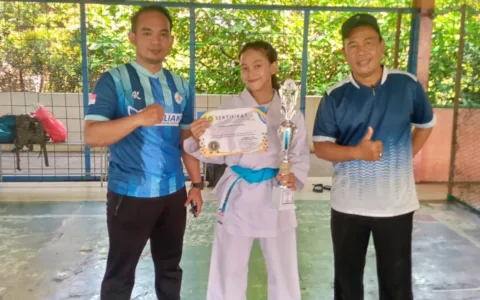 SMP Negeri 1 Kemang Raih Juara Satu Karate Tingkat Kecamatan Harumkan Sekolah, Nurul Rahayu Sabet Juara 1 Karate Tingkat Kecamatan Kemang Bogor - Siswi dari SMP Negeri 1 Kemang berhasil menyabet juara pertama dalam ajang Olimpiade Olahraga Siswa Nasional (O2SN) karate tingkat Kecamatan. Prestasi tersebut diraih oleh Nurul Rahayu Priatna, Selasa (6/5/2025) Kepala SMP Negeri 1 Kemang Dr dini Murniati Spd,Mpd mengucapkan selamat atas prestasi yang diraih oleh siswi Nurul Rahayu Priatna karena telah mengharumkan nama sekolah di tingkat Kecamatan. Kata (sebut nama kepala sekolah), dia sangat berharap prestasi ini bisa diteruskan ke tingkat yang lebih tinggi yaitu Kabupaten. "Harapanya bisa terus juara di tingkat Kabupaten, Provinsi dan Nasional. Sehingga prestasi yang diraih bisa menjadi motivasi siswa lain yang ada di SMP Negeri 1 Kemang," kata Kepala Sekolah SMP Negeri 1 Kemang. “Alhamdulillah anak kami Nurul dari kelas 7,5 sudah mengukir prestasi dalam ajang karate dengan meraih Juara 1 karate kategori Kata perorangan putri pada O2SN tingkat kecamatan kemang, ini sangat membanggakan, sehingga SMP Negeri 1 Kemang dikenal lebih luas. Dan kami dari pihak SMP Negeri 1 Kemang memberikan apresiasi untuk Nurul agar lebih semangat untuk mengukir prestasi,” tambah Kepala Sekolah. Dalam kesempatan yang sama, Wali Kelas 7,5 SMP Negeri 1 Kemang Afif berpesan agar Nurul Rahayu terus berlatih agar keberhasilan ini berlanjut ke jenjang yang lebih tinggi sampai ke tingkat provinsi. Karena kata Afif, mempertahankan lebih sulit dari pada mendapatkan. "Kami mewakili seluruh pendidik dan tenaga kependidikan SMP Negeri 1 Kemang berharap di tingkat Kabupaten, Provinsi bahkan Nasional, Nurul bisa terus menjadi juara," ucap Afif dengan penuh harapan. Afif menyebut bahwa siswa kelas 7,5 merasa bangga atas pencapaian Nurul karena bukan hanya mengharumkan nama kelas 7,5. Tapi kaga Afif mengharumkan nama SMP Negeri 1 Kemang di tingkat kecamatan. “Saya berharap ananda Nurul bisa melaju ke tingkat Provinsi, Nasional dan juara. Karena bukan hanya mengharumkan smpn1 Kemang saja tetapi juga mengharumkan nama Kabupaten Bogor,” ujar Afif.(Dyt)