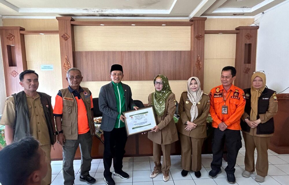 Sumedang — Anggota Dpr Ri Dari Fraksi Partai Kebangkitan Bangsa (Pkb), Dr. Kh. Maman Imanulhaq, Mm, Menyambangi Lokasi Bencana Longsor Yang Terjadi Di Desa Cisalak, Kecamatan Cisarua, Kabupaten Sumedang. Wakil Ketua Fraksi Pkb Dpr Ri Itu Juga Meninjau Langsung Tempat Pengungsian Serta Menyerahkan Bantuan Sembako Dan Selimut Kepada Para Pengungsi Yang Terdampak Longsor. “Kehadiran Saya Disini Ingin Memastikan Bahwa Negara Hadir Bersama Masyarakat Terdampak Bencana Untuk Melindungi Dan Memulihkan Kembali Kehidupan Masyarakat Setempat. Bantuan Yang Kita Sampaikan Insya Allah Cukup Meringankan Beban Para Pengungsi Namun Saya Berharap Ada Solusi Jangka Panjang Dari Perbaikan Infrastruktur, Hunian Aman, Hingga Pemulihan Psikososial Warga Terdampak,” Kata Kiai Maman Kepada Wartawan Di Desa Cisalak, Sumedang, Selasa (6/5). Selain Meninjau Fasilitas Pengungsian Serta Lokasi Bencana, Kiai Maman Lantas Memimpin Rapat Koordinasi Penanganan Bencana Bersama Lembaga Terkait. Dalam Kesempatan Itu, Ia Menyampaikan Arahan Penanganan Para Pengungsi Khususnya Para Lansia Dan Anak-Anak, Sampai Upaya Mitigasi Bencana Agar Tidak Lagi Kejadian Serupa Di Sekitar Wilayah Terdampak. Wakil Sekretaris Dewan Syuro Dpp Pkb Ini Juga Mendorong Agar Seluruh Proses Rehabilitasi Dan Rekonstruksi Dilakukan Dengan Cepat, Tepat, Dan Berorientasi Pada Keselamatan Serta Keberlangsungan Hidup Masyarakat Ke Depan. “Kita Ingin Semua Unsur Bergerak Cepat Dan Tepat. Warga Harus Segera Mendapatkan Solusi Yang Konkret, Aman, Dan Berkelanjutan,” Tegas Kh. Maman Dalam Keterangannya Di Sela Kunjungan. Turut Hadir Mendampingi Dalam Kegiatan Ini Antara Lain Andrea Yuferijal Selaku Direktur Dukungan Infrastruktur Darurat Bnpb, Swsono Dari Kedeputian Rehabilitasi Dan Rekonstruksi Bnpb, Dr. Hj. Tuti Ruswati, S.sos., M.si. Yang Merupakan Sekretaris Daerah Kabupaten Sumedang, Camat Cisarua Bu Eneng Yulia, S.sos., M.e., Sekretaris Dinas Pupr Kabupaten Sumedang Pak Soni, Serta Kepala Desa Cisalak, Titi Hasanah. Kehadiran Berbagai Unsur Pemerintah Pusat Dan Daerah Tersebut Menunjukkan Koordinasi Lintas Sektor Dalam Mempercepat Penanganan Bencana.